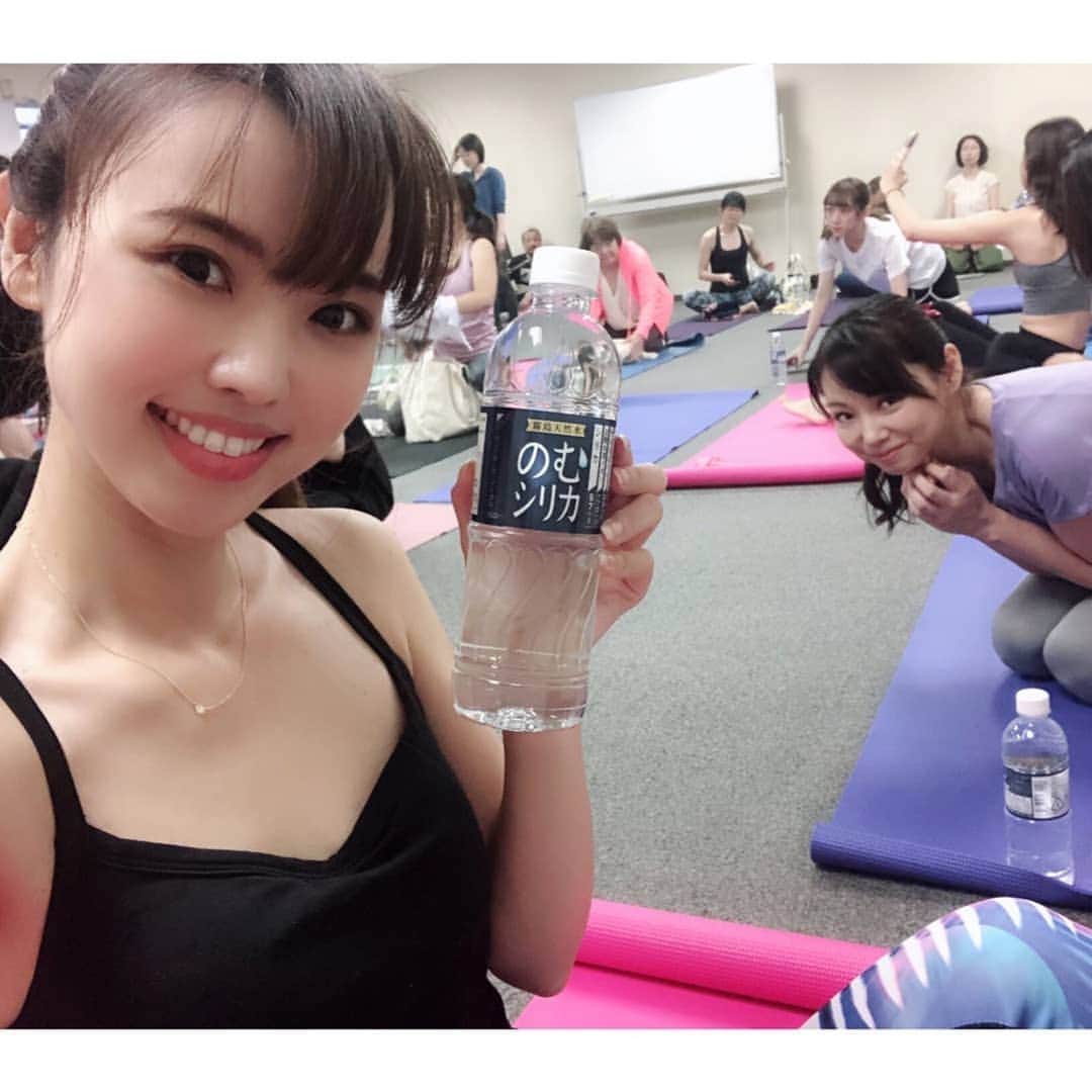 垰智子さんのインスタグラム写真 - (垰智子Instagram)「今日は朝からヨガフェスタ横浜で開催された『ヨガジャーナル（@yogajournal_japan ）』＆ 『のむシリカ（@nomusilica_official ）』のクラスに招待して頂き行って来たよ♪ . . 元 宝塚歌劇団出身の海隼人先生のレッスンは体幹を意識しながら体の巡りを考えるので、じんわりと汗がかけて1日の始めに最適♡ . 健康と美容に必要不可欠なのむシリカは、希少なミネラルをたっぷりと含んでるから硬水なのにとっても飲みやすい☻ . 運動後の疲れの取れ方も違うから運動する人にもオススメ☆ . #シリカ #シリカ水 #のむシリカ #ヨガジャーナル #water #mineralwater #yoga #yogajournal #healthy #beauty #yogafesta #yokohama」9月15日 17時40分 - taotao_tomo