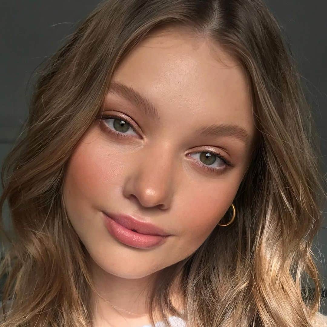 Ania Milczarczykのインスタグラム：「MASTER CLASS NEXT SUNDAY AT CASTLE TOWERS! I will be on stage in a weeks time going through skin care, the perfect base, how to do an every day no makeup look and then showing you my tricks on how to turn it all the way uppppp into a full glam look. I talk a lot as is it is and I’m planning on leaving no stone unturned so good luck getting me off the mic in an hour lol (1-2pm). I’ll be using all my faves from @davidjonesstore and @meccacosmetica so you can get it all on the spot PLUS there will be gift bags (yay) so come see me!!!! Visit the @castle_towers insta for the link in their bio to reserve tickets //// I  borrowed @tiahneeskrijel ‘s annoyingly perfect face from a recent shoot with @sheikeandco for this post to get everyone’s attention and trick them into coming ❤️」