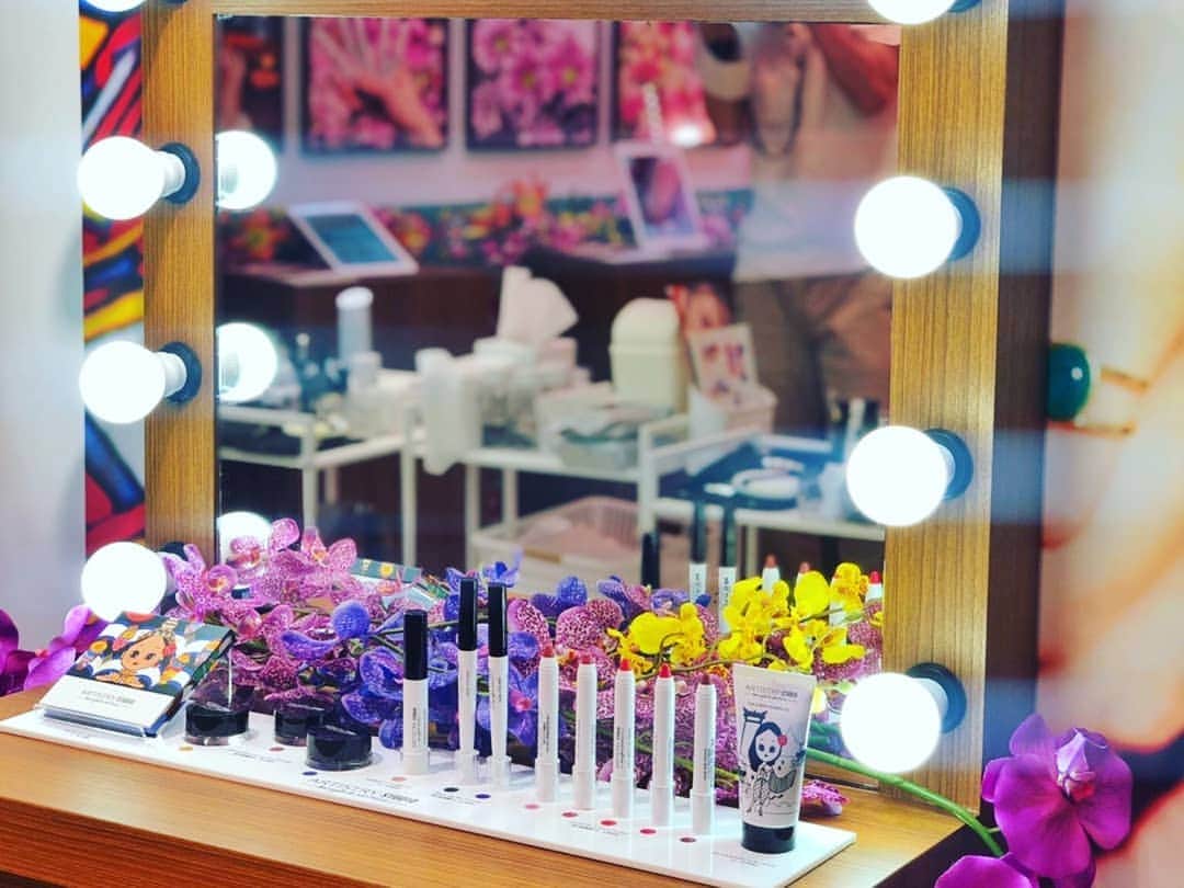 杉山由紀子さんのインスタグラム写真 - (杉山由紀子Instagram)「artistry studioバンコクエディション💄💓 * popup storeは本日20:00まで✨ * * 渋谷のセンター街を抜けて、 宇田川交番のすぐ近く✨ * ほんとにおしゃれな空間で フォトスポットもたくさん♥ * 実際にメイクさんもいて メイク体験もできちゃいます🎵🎵 * 詳しくは @artistrystudioofficial で💓 * * #artistry #artistrystudio #passionista #パッショニスタ #クリームアイシャドウ #きらきら #かわいい #おすすめ #お気に入り #ブラウン #ゴールド #アイシャドウ #make #beauty #new #asudiop2」9月15日 17時49分 - yukikosugiyama