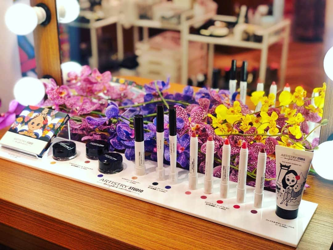 杉山由紀子さんのインスタグラム写真 - (杉山由紀子Instagram)「artistry studioバンコクエディション💄💓 * popup storeは本日20:00まで✨ * * 渋谷のセンター街を抜けて、 宇田川交番のすぐ近く✨ * ほんとにおしゃれな空間で フォトスポットもたくさん♥ * 実際にメイクさんもいて メイク体験もできちゃいます🎵🎵 * 詳しくは @artistrystudioofficial で💓 * * #artistry #artistrystudio #passionista #パッショニスタ #クリームアイシャドウ #きらきら #かわいい #おすすめ #お気に入り #ブラウン #ゴールド #アイシャドウ #make #beauty #new #asudiop2」9月15日 17時49分 - yukikosugiyama