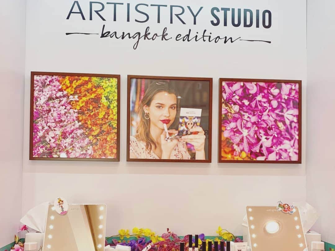 杉山由紀子さんのインスタグラム写真 - (杉山由紀子Instagram)「artistry studioバンコクエディション💄💓 * popup storeは本日20:00まで✨ * * 渋谷のセンター街を抜けて、 宇田川交番のすぐ近く✨ * ほんとにおしゃれな空間で フォトスポットもたくさん♥ * 実際にメイクさんもいて メイク体験もできちゃいます🎵🎵 * 詳しくは @artistrystudioofficial で💓 * * #artistry #artistrystudio #passionista #パッショニスタ #クリームアイシャドウ #きらきら #かわいい #おすすめ #お気に入り #ブラウン #ゴールド #アイシャドウ #make #beauty #new #asudiop2」9月15日 17時49分 - yukikosugiyama