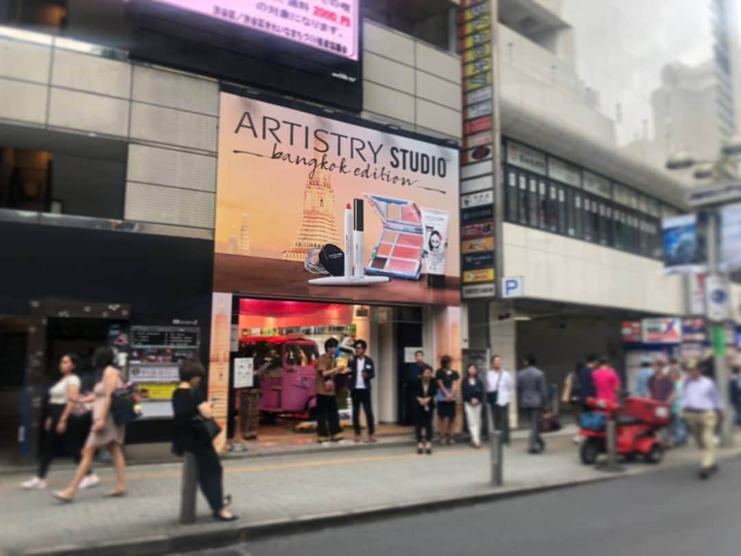 杉山由紀子さんのインスタグラム写真 - (杉山由紀子Instagram)「artistry studioバンコクエディション💄💓 * popup storeは本日20:00まで✨ * * 渋谷のセンター街を抜けて、 宇田川交番のすぐ近く✨ * ほんとにおしゃれな空間で フォトスポットもたくさん♥ * 実際にメイクさんもいて メイク体験もできちゃいます🎵🎵 * 詳しくは @artistrystudioofficial で💓 * * #artistry #artistrystudio #passionista #パッショニスタ #クリームアイシャドウ #きらきら #かわいい #おすすめ #お気に入り #ブラウン #ゴールド #アイシャドウ #make #beauty #new #asudiop2」9月15日 17時49分 - yukikosugiyama