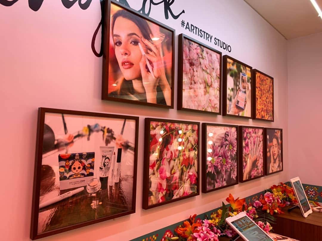 杉山由紀子のインスタグラム：「artistry studioバンコクエディション💄💓 * popup storeは本日20:00まで✨ * * 渋谷のセンター街を抜けて、 宇田川交番のすぐ近く✨ * ほんとにおしゃれな空間で フォトスポットもたくさん♥ * 実際にメイクさんもいて メイク体験もできちゃいます🎵🎵 * 詳しくは @artistrystudioofficial で💓 * * #artistry #artistrystudio #passionista #パッショニスタ #クリームアイシャドウ #きらきら #かわいい #おすすめ #お気に入り #ブラウン #ゴールド #アイシャドウ #make #beauty #new #asudiop2」