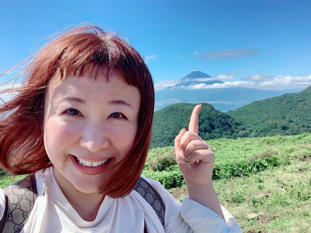 出雲阿国さんのインスタグラム写真 - (出雲阿国Instagram)「富士山も綺麗に見えたー❤️ 「私、変わりまーす！」って 宣言して 三社巡りと御礼参りしてきたら 虹とか 富士山とか おみくじ大吉とか 嬉しいことばっかり❤️ 道中も ずーっと楽しく、 偶然の嬉しいが何度も重なって 嬉しい☆  良い一粒万倍日❤️ この後も楽しむ♪  #富士山 #箱根元宮 #箱根元宮神社」9月15日 17時52分 - izumonookuni