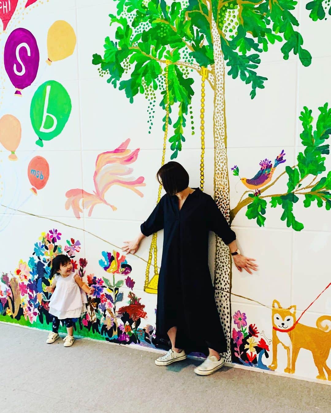 田中雅美さんのインスタグラム写真 - (田中雅美Instagram)「お散歩してたら、電車に乗りたいと言いだして、降りた駅でふら〜っと入った施設に可愛い壁画♡  #もうすぐ2歳 #お散歩」9月15日 17時54分 - tanakamasami_official