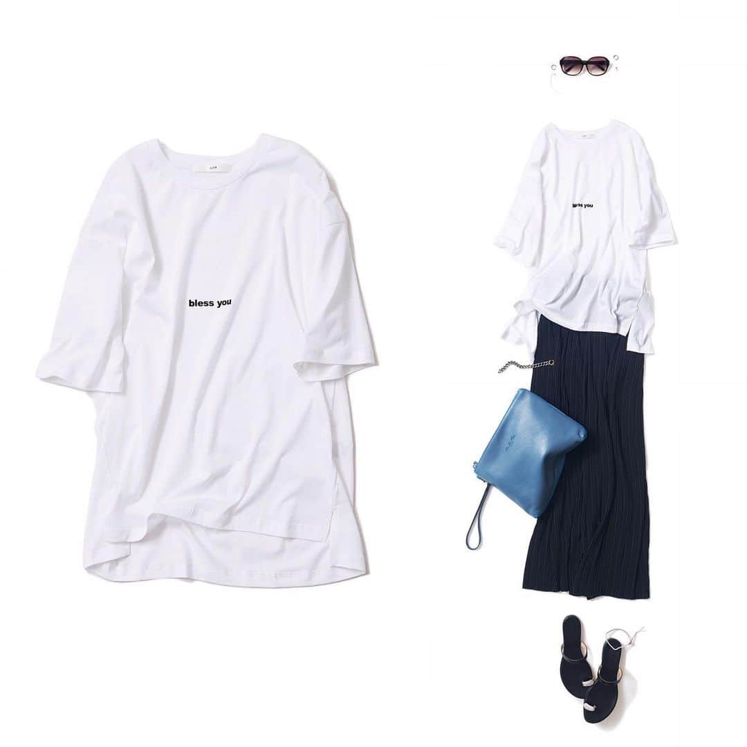 のインスタグラム：「・ K.Kshop ♦️Recommended♦️ ・ ♦︎softソフト/ロゴTシャツ（WHITE) ・ フロッキー加工の小さなロゴデザインが映えるTシャツ。 ゆったりとした立体的なフォルムは、モード感もあり、カジュアルになりすぎず大人の女性にオススメのアイテムです。 薄手で軽く着心地も良く、控えめなデザインながら存在感のある一枚です。 ・ #kkcloset #kkshop #菊池京子 #kyokokikuchi #コーディネート #coordinate #code #ootd #outfit #style #春 #夏 #relax #ロゴt #blackandwhite」