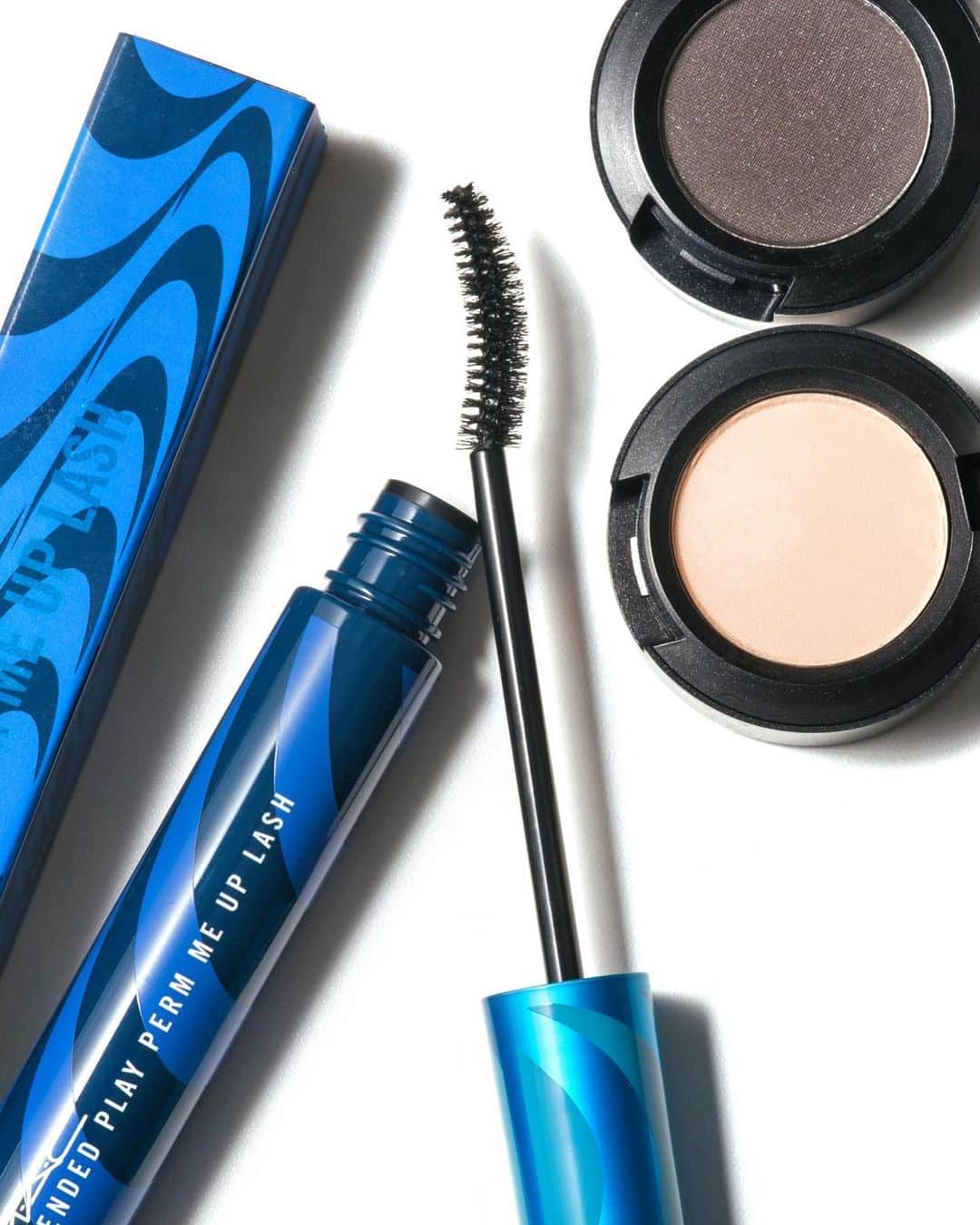 M∙A∙C Cosmetics Japanのインスタグラム：「⠀ 2019年秋冬にM･A･Cが提案するトレンドメイクにぴったりの製品をご紹介✨ ⠀ 3つ目のキーワードは「モダニズム」✨進化したライン使いが目立った今季、気になるのがソフトなスモーキーアイ👀 ⠀ 光を散りばめた深みのあるグレーと、ソフトなピーチベージュのアイシャドウを組み合わせて、上品なスモーキーアイにトライして。マスカラを丁寧に重ね、フレームを強調するのもポイント。 ⠀ ⠀ ⠀ ⠀ ⠀ #MACCosmeticsJapan #MACコスメ #MAC #MACCosmetics #MACgirl #アイシャドウ #MACアイ #MACリップ #美容 #コスメ #メイク #メイク好き #秋メイク #メイクアップ #コスメ好き」