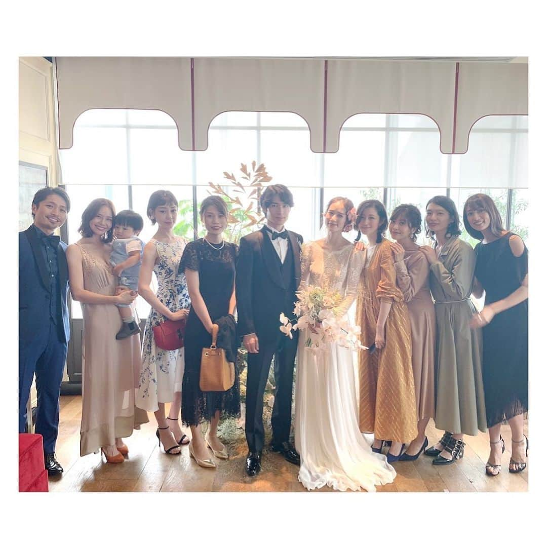 広瀬未花さんのインスタグラム写真 - (広瀬未花Instagram)「昨日は大好きな @ssaaya_s の Wedding partyでした❤️ ・ さあやと初めてショーの現場で出会った時から、もう7年くらいが経ってるけど 相変わらず可愛いくて、面白くて大好き❤ 美男美女すぎて、結婚式の広告みたいだよ❤️😂 本当に仲良くて素敵なカップル✨✨✨ みんなにも会えて嬉しかったな😊 ・ I wish you a lifetime of happiness♡ ・ ・ ・ ブラックのフリンジドレスは タレントのYouさんがディレクションしている @peelslowly.see ♡ ・ ・ #さあや、しんくん、おめでとう❤️」9月15日 18時03分 - micahirose