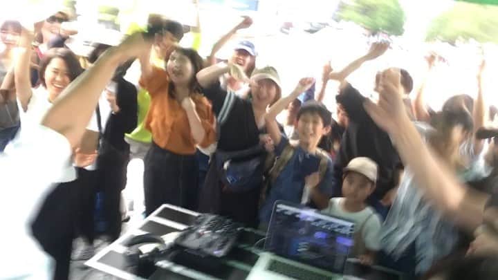 のインスタグラム：「パルTAMAフェス大階段音楽会は今年もストロングゼロでこんなことになりましたが素敵なアクトとピースフルで熱いみんなのおかげで最高な1日になりました✨✨✨ STAMPさん、Penguin Rushさん、eillさん、関取花さん、パル多摩の皆さん、白川さんに河合さんありがとうございました✨✨✨ ♫don’t stop the dance (edit)  #dédémouse #dedemouse #デデマウス #電電鼠 #stamp #penguinrush #eill #関取花 #パルTAMAフェス」