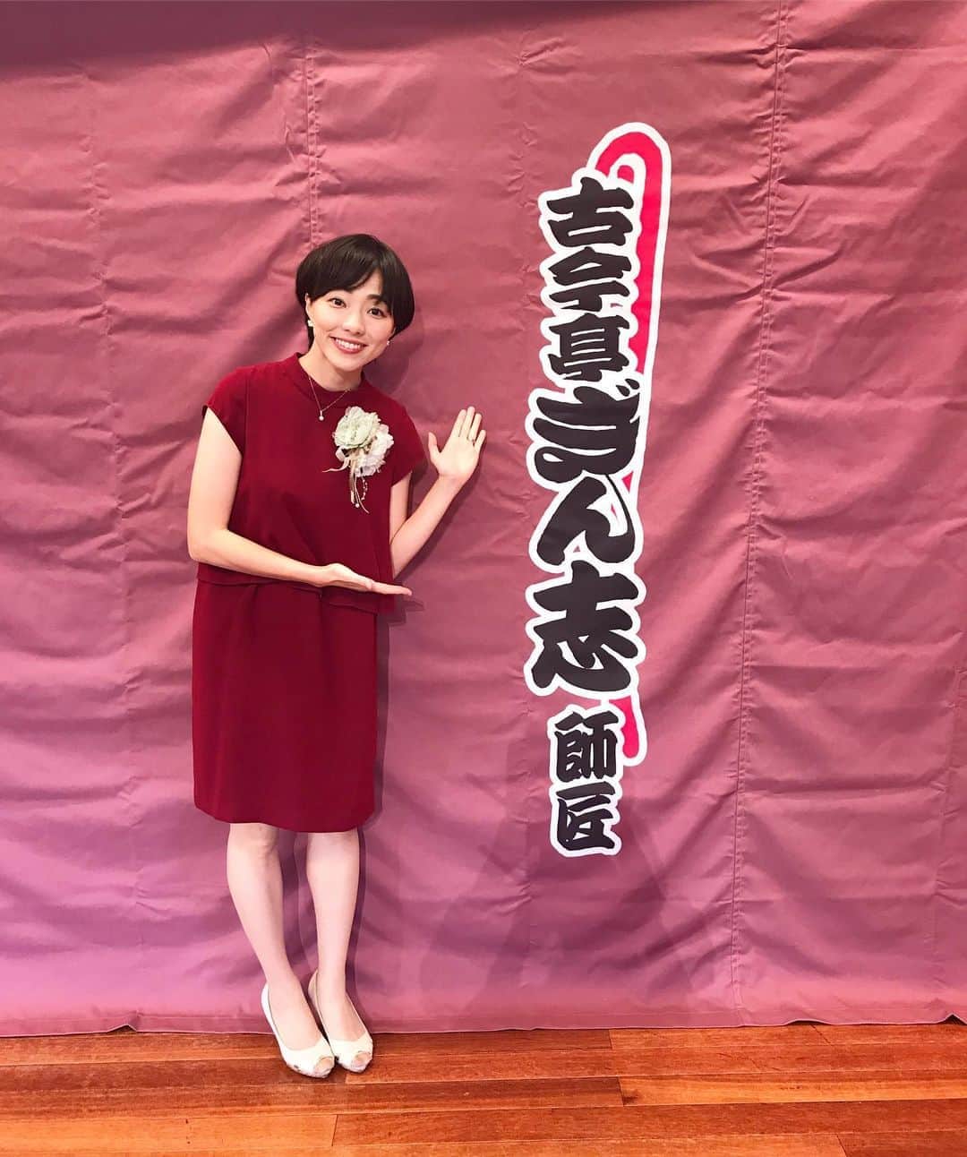 のインスタグラム：「今日は、古今亭ぎん志 師匠の真打ち昇進披露宴の司会でした。 ぎん志 師匠は、同じ大学の学部&落研の先輩にあたります。 初めて、落語界の披露宴に参加させて頂きましたが、日本の話芸や師弟関係の良さがビリビリ伝わりました。 「飛んでイスタンブール」の庄野真代さんにも、余興で歌っていただきました。伸びやかな歌声に、感動！ #古今亭ぎん志 #落語  #真打ち昇進披露パーティー  #庄野真代  #飛んでイスタンブール」