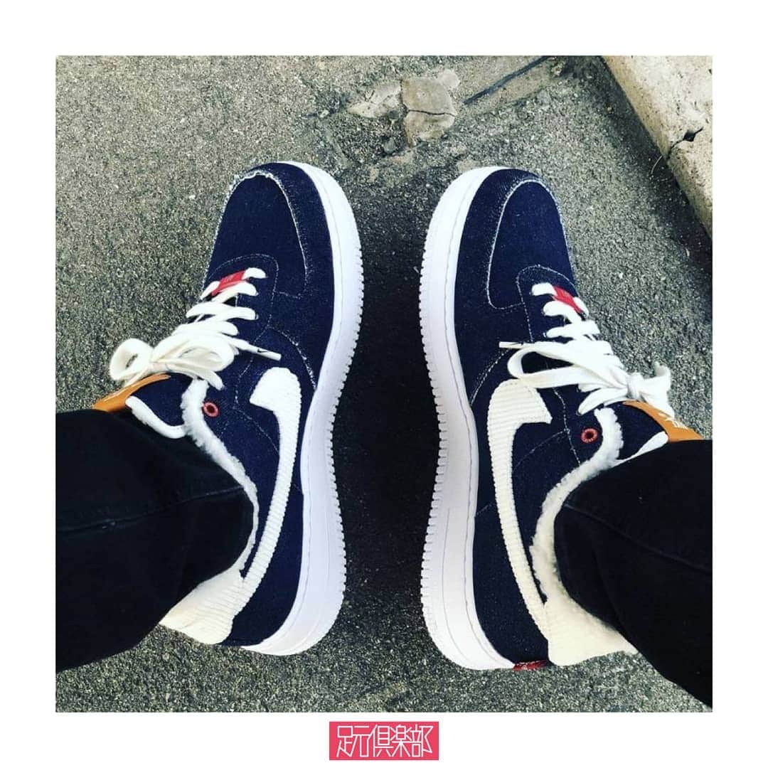 のインスタグラム：「NIKEとLevi’sのコラボレーションモデルは”NIKE by You”でユーザー独自のカスタマイズが可能。ベースモデルに選択した定番[AIR FORCE 1]の履き口にはボアを施しウィンター仕様に。デニムボアジェケットを連想させるアメカジテイストの逸足。 . (@g.m0t0 ）さんの足元倶楽部 . ブランド : NIKE × Levi’s モデル: AIR FORCE 1 . ▼今すぐフォローして最新情報をチェックしよう！ 【NIKE 公式アカウント】 ⇒#@nike . 【Levi’s 公式アカウント】 ⇒#@levis . #nike #af1 #airforce1 #airmax90 #levis#ナイキ #エアフォース1 #エアマックス90 #リーバイス #足元倶楽部#足元クラブ #足元くら部 #足元 #あしもと倶楽部 #スニーカー#スニーカーコーデ #スニーカー同好会#キックス #靴 #コーディネート#スナップ #ファッションスナップ #ストリートスナップ#お気に入りの一足 #今日の逸足 #逸足#운동화#kicks #newkicks」