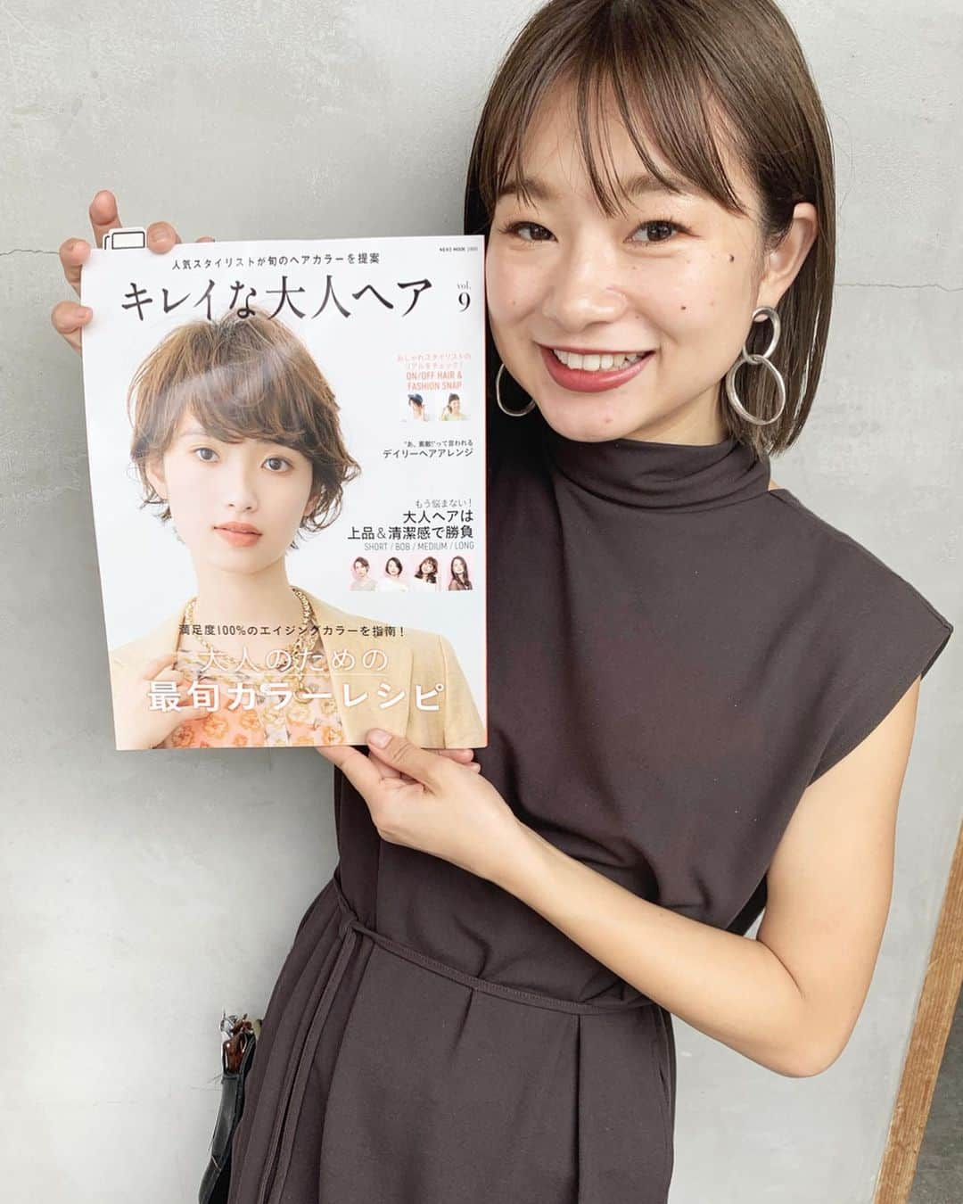 Ramie 山下未紗さんのインスタグラム写真 - (Ramie 山下未紗Instagram)「_ 只今、発売中の【キレイな大人ヘア】 . ・太めのパーマを大胆にかけたロングウェーブ。 ・カジュアルなシーンやフォーマルでも使える 編み下ろしのヘアアレンジ ２styleで紹介させて頂いております！ . ぜひ、ヘアスタイルでお悩みの方は 参考にして頂けると嬉しいです☺️❣️ . お近くの書店にてご覧下さい！ . #Killa#bob#ボブ#ミニボブ#外ハネ#切りっぱなしボブ#外国人風カラー#アディクシーカラー#イルミナカラー#グレージュ#ハイライト#3dカラー#ブリーチなし#ミルクティーベージュ#ショートヘア#ショートヘア#マッシュショート#バッサリカット#ハンサムショート#ハイトーン#オレンジべージュ#アプリコットオレンジ#オレンジブラウン#ヘアカタログ#キレイな大人ヘア#サロンモデル」9月15日 18時12分 - misa_yamashita