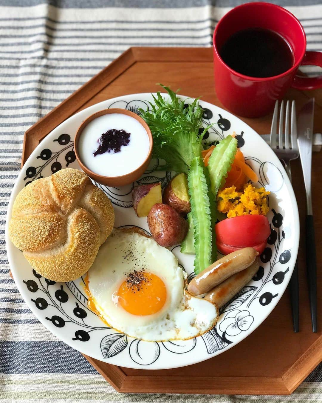 kokochiyoiさんのインスタグラム写真 - (kokochiyoiInstagram)「2019/09/15 土曜日の#朝ごはん。 生まれて初めて食べた #うりずん(#四角豆)、 ほくほくおいしい #レッドムーン のグリル、 甘いトマト、ソーセージ、 かぼちゃサラダ、 キャロットラペ、 目玉焼き、#カイザーゼンメル、 ヨーグルトにコーヒー。 ✳︎ ✳︎ ✳︎ 四角豆、トマト、レッドムーンは @coconomi_141 の#無農薬野菜(3枚目)。 いつもながらに 新鮮で美味しいお野菜。 特にフリルがかわいくて、 歯ごたえも楽しいうりずん、 お気に入りの野菜になりました♡ ✳︎ ✳︎ ✳︎ よくご質問いただく 我が家の#ブラックパラティッシ は、 26cm。 使いやすく扱いやすいサイズです！」9月15日 18時17分 - kokochiyoi