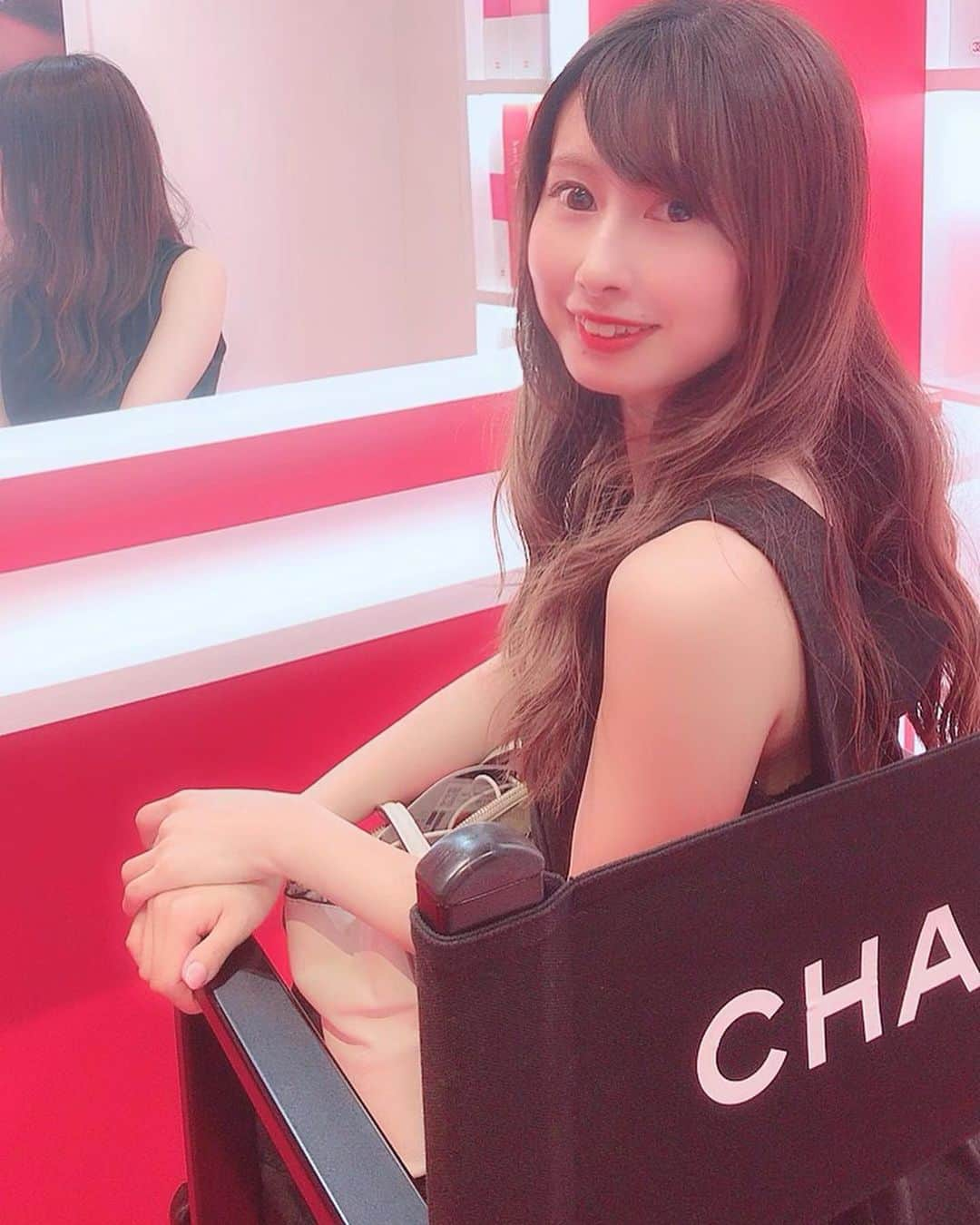 佐藤もも子さんのインスタグラム写真 - (佐藤もも子Instagram)「CHANELのメイクブース💄 すごく可愛い空間👠💕 #CHANEL #chanel #cosume #make #makeup #girl #girls #followｍe #シャネル #コスメ #メイク #表参道 #リップ #グロス #口紅 #メイクブース」9月15日 18時20分 - sato_momoco