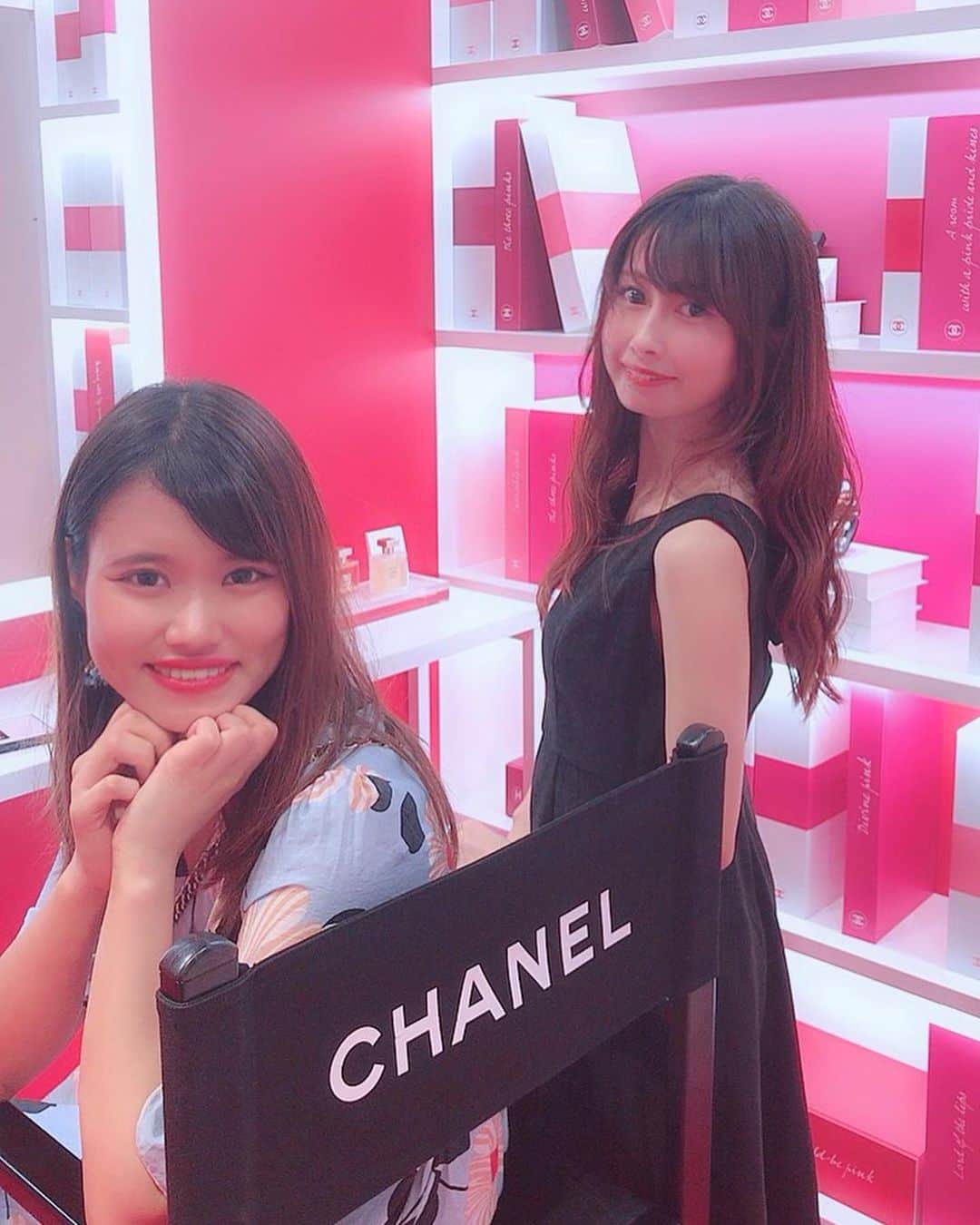 佐藤もも子のインスタグラム：「CHANELのメイクブース💄 すごく可愛い空間👠💕 #CHANEL #chanel #cosume #make #makeup #girl #girls #followｍe #シャネル #コスメ #メイク #表参道 #リップ #グロス #口紅 #メイクブース」