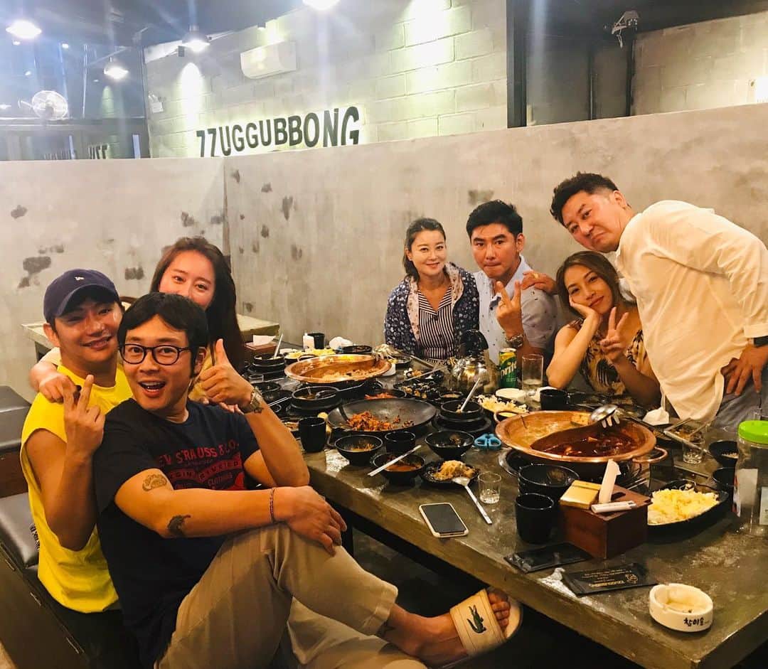 イ・キョンのインスタグラム：「타향살이 명절은 다같이.... 가족력 ☘️☘️ #다낭 #이켠」