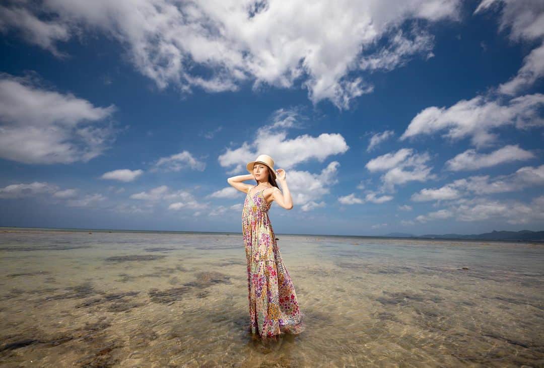 イルコ光の魔術師のインスタグラム：「この前石垣島で撮影した写真だよ、超広角で、左側からストロボ1灯使用❗️そして、毎日アップ続けるよ！長野合宿セミナー終わって、今から関西一旦帰ってから岡山と徳島行きまーす❗️イェーイ14mmで撮影‼️！. . Model: マリ . . 新しい @ilkomobile アカウントにiPhoneで撮ってるポートレートもアップしますよ！いい光があればカメラ&レンズはなんでもいいと思います . . #ストロビスト #ポートレート #Sony #14mm #Sigma #instagramjapan #石垣島 #東京カメラ部 #ig_today #igersjp #tokyocameraclub #instalike #instagramhub #team_jp_ #vscogoodshot #marvelshots #fotodome #portrait_perfection #iphonephotography #イルコ #光の魔術師 #海 #instagramhub #カメラ女子 #iphoneography  #lovers_nippon #ファインダー越しの私の世界 #写真好きな人と繋がりたい #portrait」