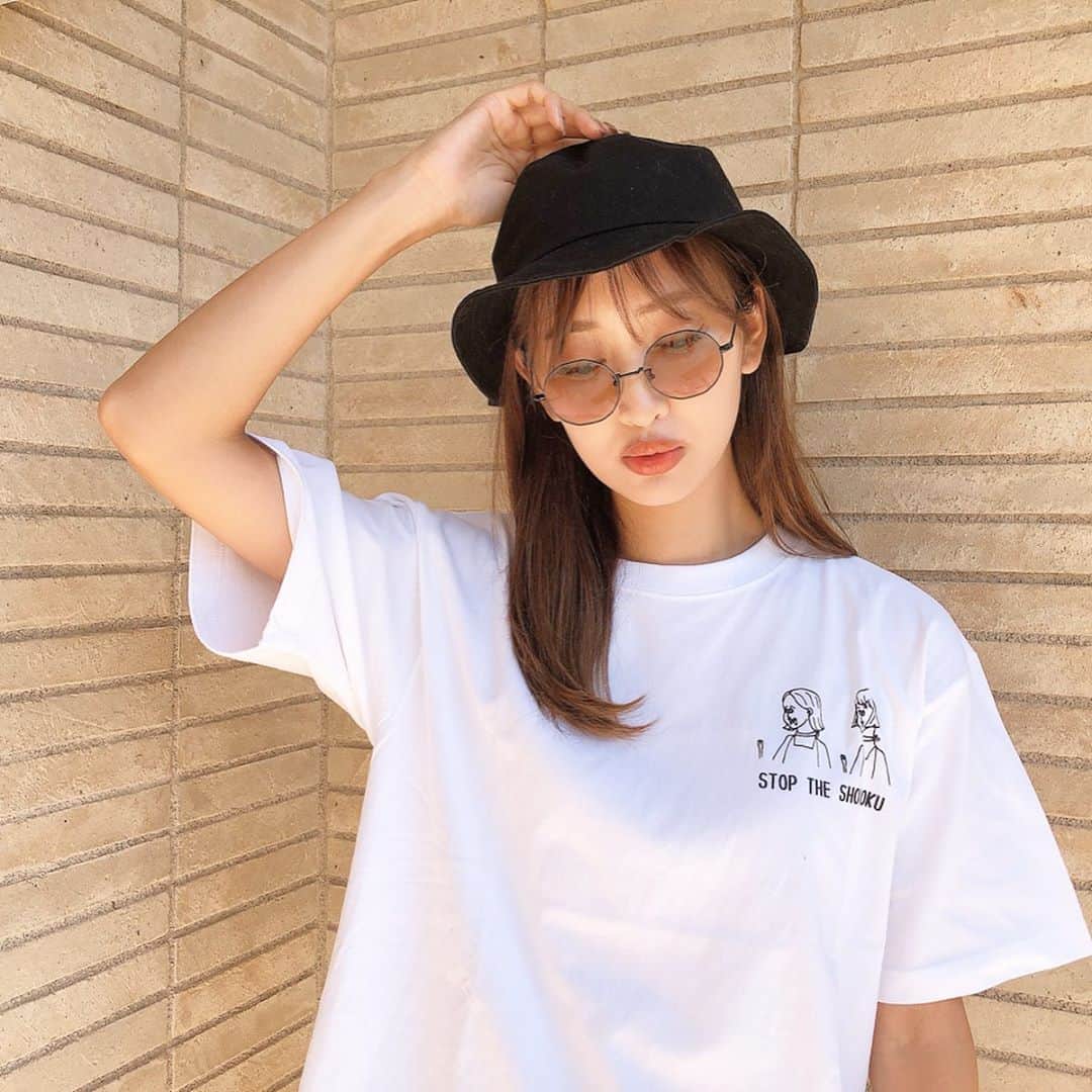 のインスタグラム：「STOP THE SHOKUYOKU🍽﻿ ﻿ 私にぴったりすぎる﻿ Ｔシャツだわ😂❤️﻿ ﻿ 友達が書いたイラストなの✌️﻿ @chottokakuhito ﻿ ﻿ 可愛すぎて買っちゃったよね。笑﻿ ﻿ ﻿ 近々個展もやるそうで﻿ わたしも行こうと思ってる🤩✌️﻿ ﻿ ﻿ #ootd#outfit#fashion#coordinate#コーデ#今日のコーデ#tシャツ#tshirt」