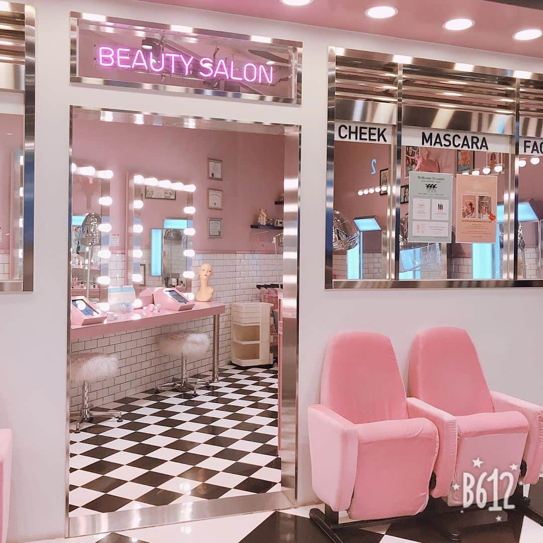 佐藤もも子のインスタグラム：「去年🇰🇷韓国ロケした時に行った行った3CEのコスメショップ💄💕 ここのメイクブースもすごく可愛かった😭❤️ また行きたい💕💄 #3ce #3CE #make #makeup #cosume #girl #girls #pink #メイク #メイクブース」