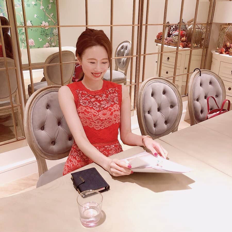 寿春花果さんのインスタグラム写真 - (寿春花果Instagram)「打ち合わせ୨୧ . 3周年記念パーティー♡ 会場さまと打ち合わせでした♪ @ch.tearoom  今年はアシスタント、チャームプランナーも同席してくれて心強い🤓 . パーティー内でのレッスンでは食事のことについても学んでもらえる時間があるよ♡ビュッフェはグルテンフリー推しのメニューにして頂きます😋安心して沢山食べてね✩ . 10月12日♪楽しみ♡ . ブログでの受付開始は明日21:00〜予定してます♡ #会場可愛すぎ♪ #写真のここは控え室になります🤭笑」9月15日 18時39分 - hanaka_yu