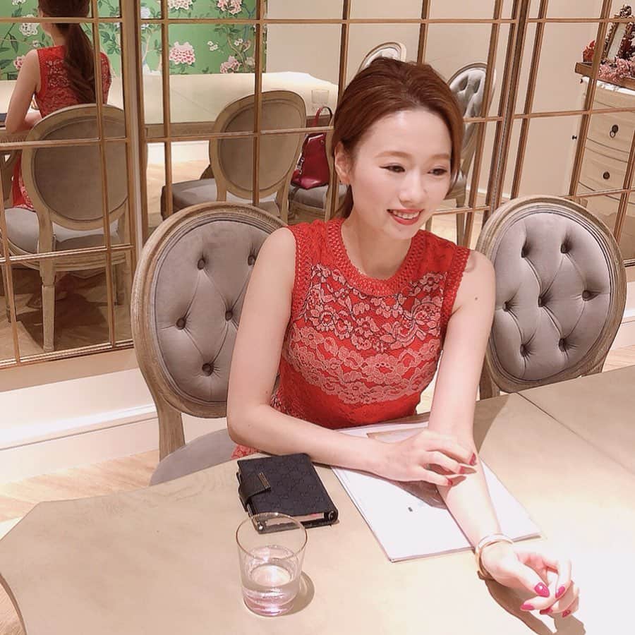 寿春花果さんのインスタグラム写真 - (寿春花果Instagram)「打ち合わせ୨୧ . 3周年記念パーティー♡ 会場さまと打ち合わせでした♪ @ch.tearoom  今年はアシスタント、チャームプランナーも同席してくれて心強い🤓 . パーティー内でのレッスンでは食事のことについても学んでもらえる時間があるよ♡ビュッフェはグルテンフリー推しのメニューにして頂きます😋安心して沢山食べてね✩ . 10月12日♪楽しみ♡ . ブログでの受付開始は明日21:00〜予定してます♡ #会場可愛すぎ♪ #写真のここは控え室になります🤭笑」9月15日 18時39分 - hanaka_yu