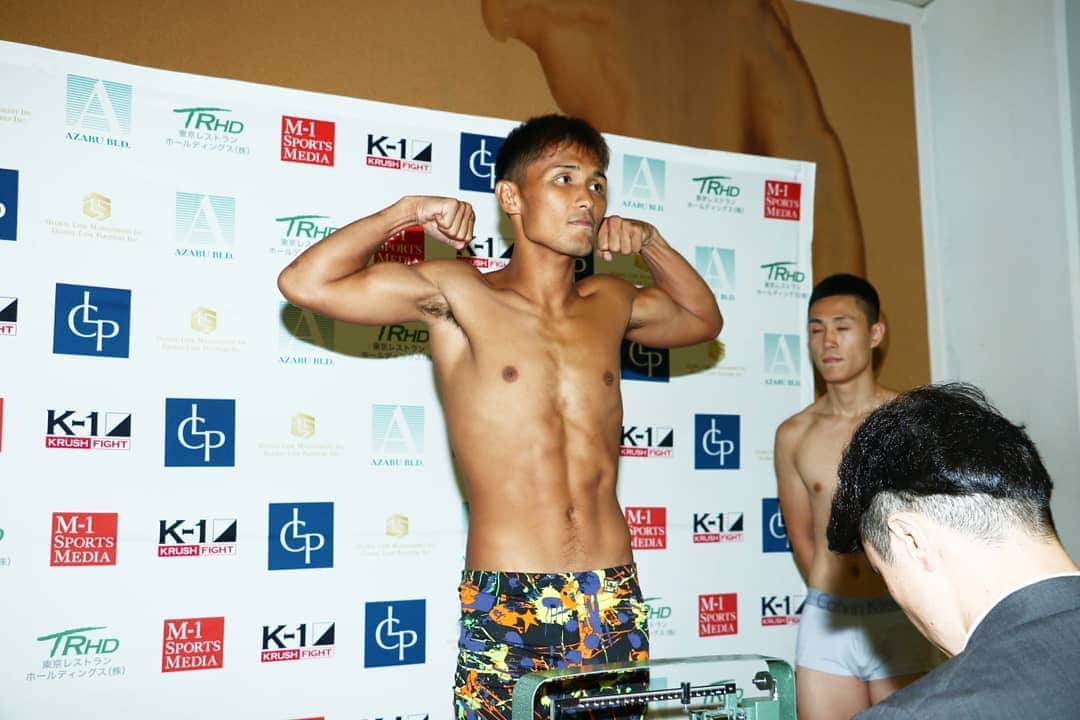 大沢文也のインスタグラム：「62.5㎏で計量パスしました！ 後は明日思いきりやるだけ！ そして勝つ！  完全復活する  後輩の寺島輝の応援から皆さん明日は応援宜しくお願いします‼️ 押忍！  #krush #k1_wgp #k1 #計量 #ライト級 #勝つ #国際戦 #応援宜しくお願いします」