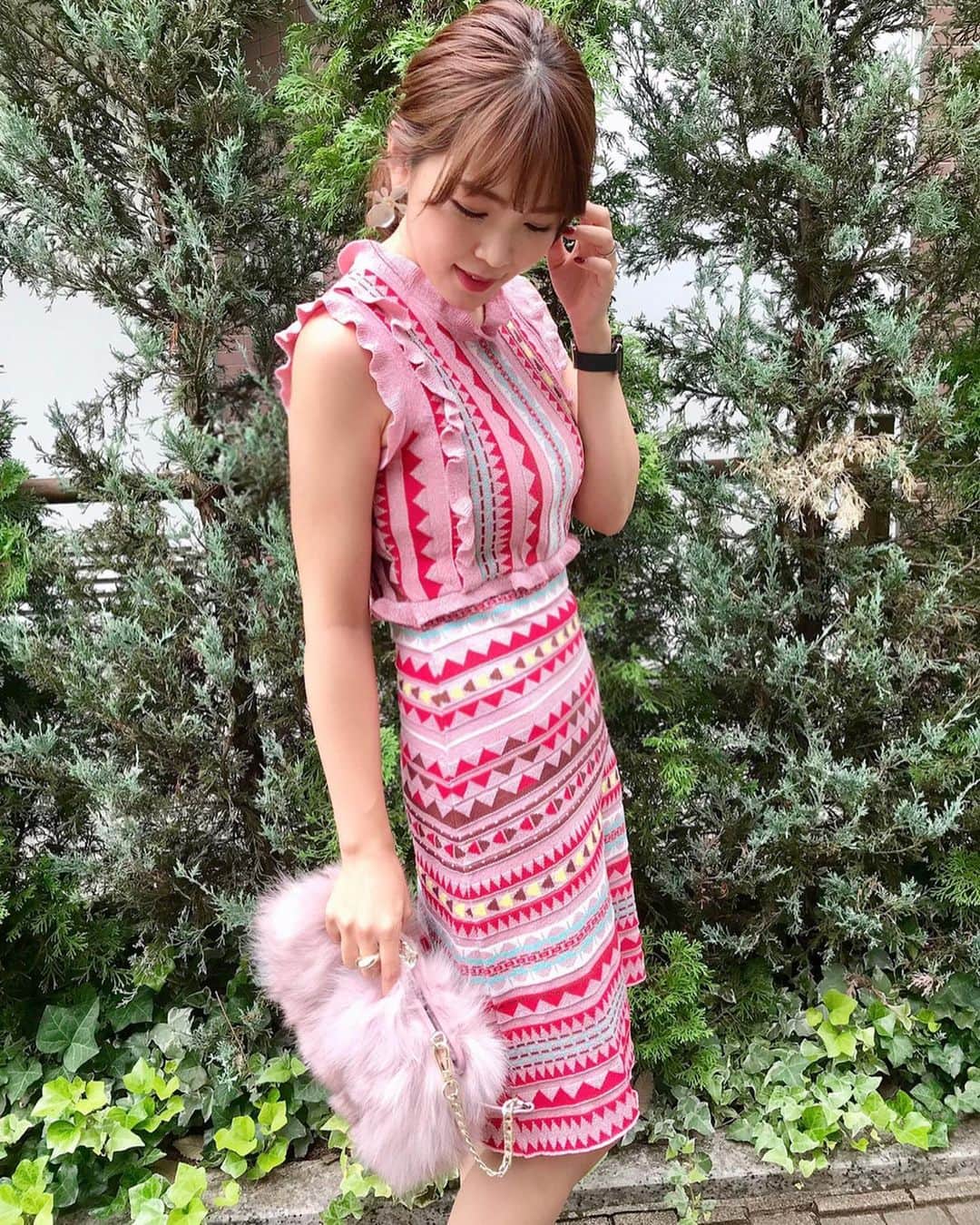 のインスタグラム：「#onepiece 👗 ． ． 暑かったり寒かったりで、家族で風邪を移しあってます😂🙌💦 ． 久しぶりに私だけのコーデをpost🤗 華やかなピンクのワンピースは気分を上げてくれる❤️ ． @tuery.niko2 のワンピースだよっ✨✨ ． #tuery#tueryniko#大人コーデ#ママコーデ#ママファッション#セレクトショップ#レディースファッション#インポート#おでかけ#ootd#fashion#オシャレさんと繋がりたい#女子会#女子会コーデ#ママ#２児のママ#mamagirl#ワンピース」