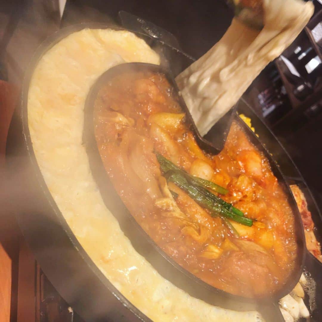 世手子さんのインスタグラム写真 - (世手子Instagram)「HOT Cheese Dakgalbi gooood menu(〃ω〃) This will be perfect for Instagram(*^o^*) Everybody's comments all wonderful I((o(^∇^)o)) https://item.woomy.me/c/60938 @yamamotogyuzo #山本牛臓柏店 に行ってきたょ(*^◯^*) 本格的 #チーズタッカルビ が食べたくなってのリピートです(^_^) こちらのオススメはもちろん #ホットチーズタッカルビ (^з^)-☆ #ケランチム もついてる(^o^) 激辛にもできたりするらしいw やはりうまし！ キムチ盛り合わせもボリューミー✌︎('ω')✌︎ #青唐辛子チヂミ もかなりボリューミーでしかも辛い！ テンションあげ٩(๑❛ᴗ❛๑)۶ #チョレギサラダ も野菜たっぷりっっ デザートはわらび餅と抹茶アイスを 普通のバニラアイスに変更してくれることも可能だったよ( ^ω^ ) ステキなお店！ #山本牛臓 柏店で検索^o^  Casting by @woomy.restaurant」9月15日 18時43分 - rojide