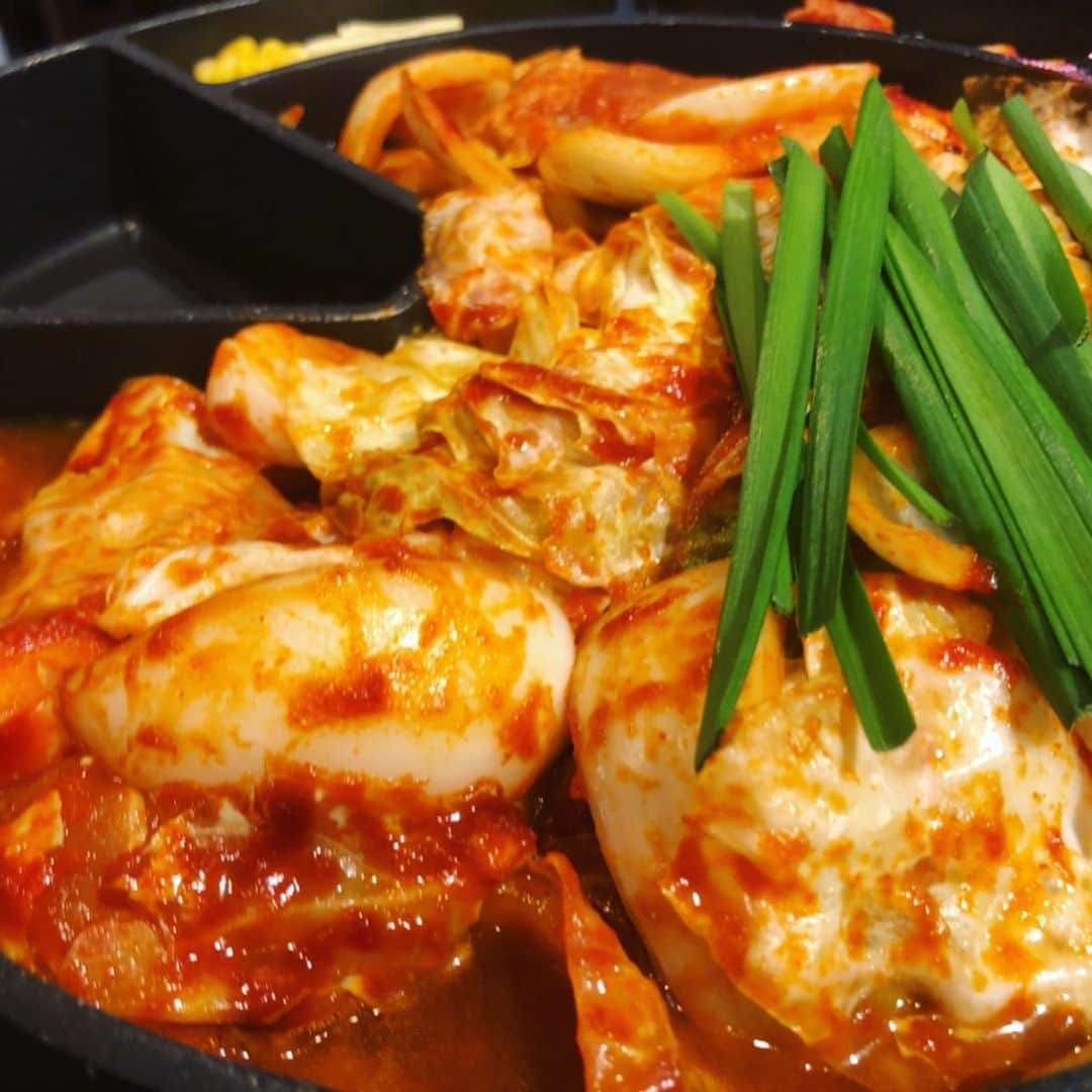 世手子さんのインスタグラム写真 - (世手子Instagram)「HOT Cheese Dakgalbi gooood menu(〃ω〃) This will be perfect for Instagram(*^o^*) Everybody's comments all wonderful I((o(^∇^)o)) https://item.woomy.me/c/60938 @yamamotogyuzo #山本牛臓柏店 に行ってきたょ(*^◯^*) 本格的 #チーズタッカルビ が食べたくなってのリピートです(^_^) こちらのオススメはもちろん #ホットチーズタッカルビ (^з^)-☆ #ケランチム もついてる(^o^) 激辛にもできたりするらしいw やはりうまし！ キムチ盛り合わせもボリューミー✌︎('ω')✌︎ #青唐辛子チヂミ もかなりボリューミーでしかも辛い！ テンションあげ٩(๑❛ᴗ❛๑)۶ #チョレギサラダ も野菜たっぷりっっ デザートはわらび餅と抹茶アイスを 普通のバニラアイスに変更してくれることも可能だったよ( ^ω^ ) ステキなお店！ #山本牛臓 柏店で検索^o^  Casting by @woomy.restaurant」9月15日 18時43分 - rojide