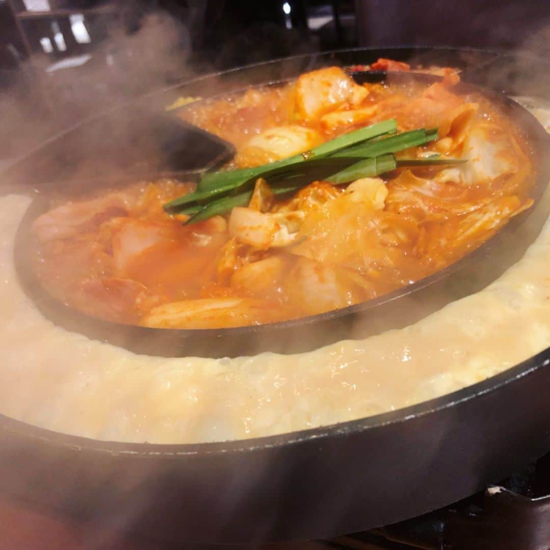 世手子さんのインスタグラム写真 - (世手子Instagram)「HOT Cheese Dakgalbi gooood menu(〃ω〃) This will be perfect for Instagram(*^o^*) Everybody's comments all wonderful I((o(^∇^)o)) https://item.woomy.me/c/60938 @yamamotogyuzo #山本牛臓柏店 に行ってきたょ(*^◯^*) 本格的 #チーズタッカルビ が食べたくなってのリピートです(^_^) こちらのオススメはもちろん #ホットチーズタッカルビ (^з^)-☆ #ケランチム もついてる(^o^) 激辛にもできたりするらしいw やはりうまし！ キムチ盛り合わせもボリューミー✌︎('ω')✌︎ #青唐辛子チヂミ もかなりボリューミーでしかも辛い！ テンションあげ٩(๑❛ᴗ❛๑)۶ #チョレギサラダ も野菜たっぷりっっ デザートはわらび餅と抹茶アイスを 普通のバニラアイスに変更してくれることも可能だったよ( ^ω^ ) ステキなお店！ #山本牛臓 柏店で検索^o^  Casting by @woomy.restaurant」9月15日 18時43分 - rojide