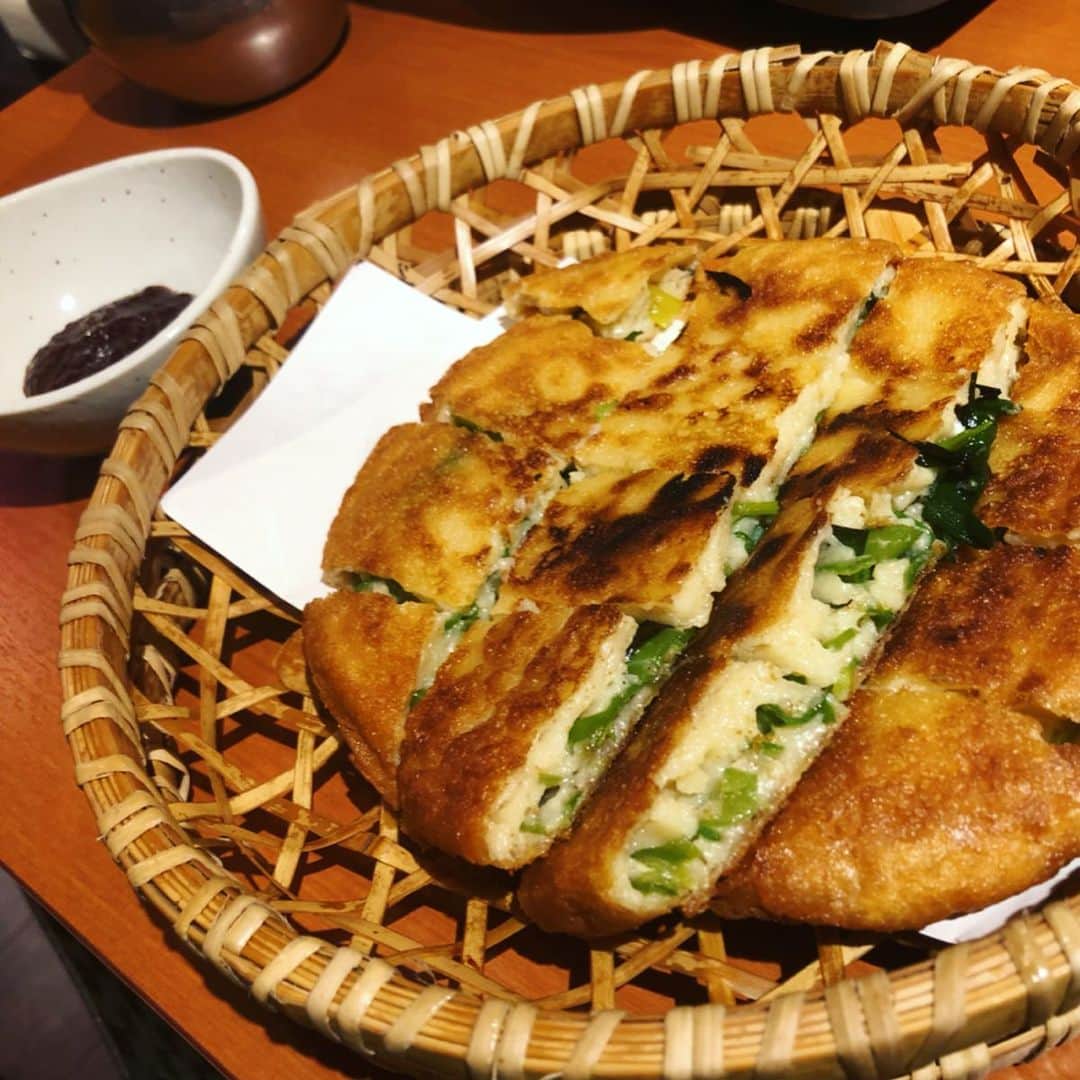 世手子さんのインスタグラム写真 - (世手子Instagram)「HOT Cheese Dakgalbi gooood menu(〃ω〃) This will be perfect for Instagram(*^o^*) Everybody's comments all wonderful I((o(^∇^)o)) https://item.woomy.me/c/60938 @yamamotogyuzo #山本牛臓柏店 に行ってきたょ(*^◯^*) 本格的 #チーズタッカルビ が食べたくなってのリピートです(^_^) こちらのオススメはもちろん #ホットチーズタッカルビ (^з^)-☆ #ケランチム もついてる(^o^) 激辛にもできたりするらしいw やはりうまし！ キムチ盛り合わせもボリューミー✌︎('ω')✌︎ #青唐辛子チヂミ もかなりボリューミーでしかも辛い！ テンションあげ٩(๑❛ᴗ❛๑)۶ #チョレギサラダ も野菜たっぷりっっ デザートはわらび餅と抹茶アイスを 普通のバニラアイスに変更してくれることも可能だったよ( ^ω^ ) ステキなお店！ #山本牛臓 柏店で検索^o^  Casting by @woomy.restaurant」9月15日 18時43分 - rojide