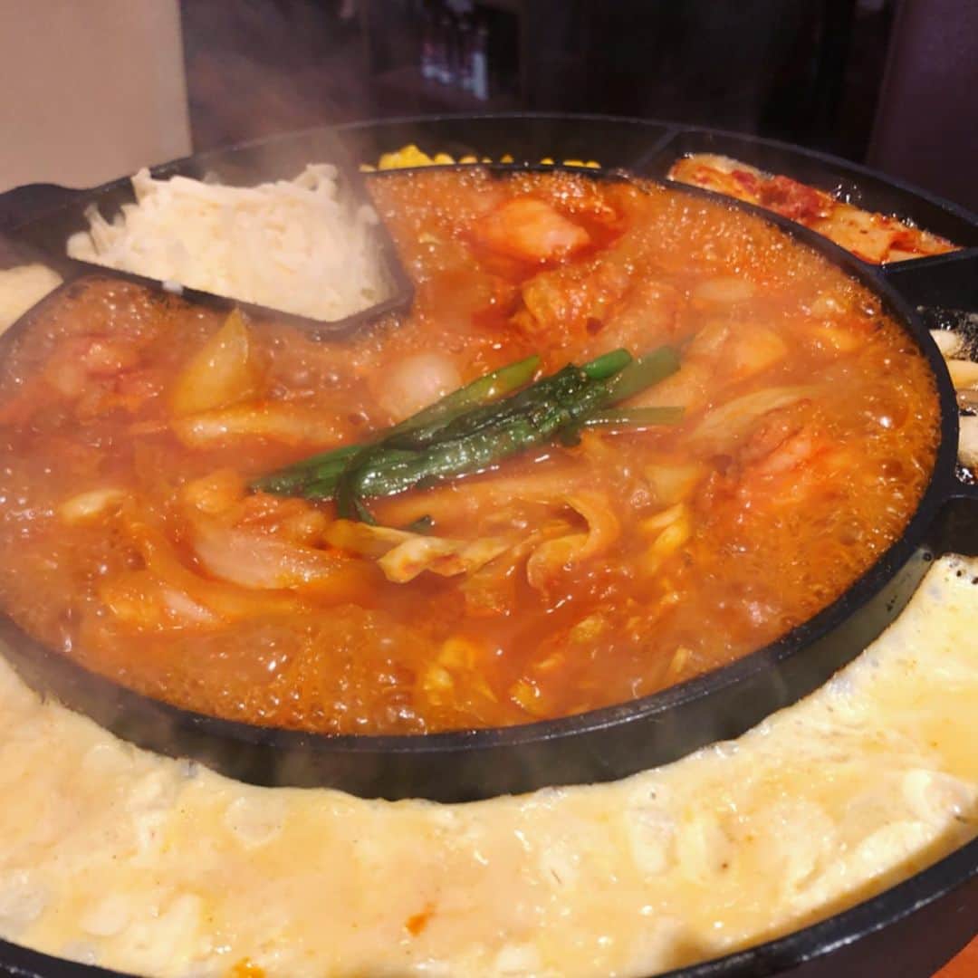 世手子さんのインスタグラム写真 - (世手子Instagram)「HOT Cheese Dakgalbi gooood menu(〃ω〃) This will be perfect for Instagram(*^o^*) Everybody's comments all wonderful I((o(^∇^)o)) https://item.woomy.me/c/60938 @yamamotogyuzo #山本牛臓柏店 に行ってきたょ(*^◯^*) 本格的 #チーズタッカルビ が食べたくなってのリピートです(^_^) こちらのオススメはもちろん #ホットチーズタッカルビ (^з^)-☆ #ケランチム もついてる(^o^) 激辛にもできたりするらしいw やはりうまし！ キムチ盛り合わせもボリューミー✌︎('ω')✌︎ #青唐辛子チヂミ もかなりボリューミーでしかも辛い！ テンションあげ٩(๑❛ᴗ❛๑)۶ #チョレギサラダ も野菜たっぷりっっ デザートはわらび餅と抹茶アイスを 普通のバニラアイスに変更してくれることも可能だったよ( ^ω^ ) ステキなお店！ #山本牛臓 柏店で検索^o^  Casting by @woomy.restaurant」9月15日 18時43分 - rojide