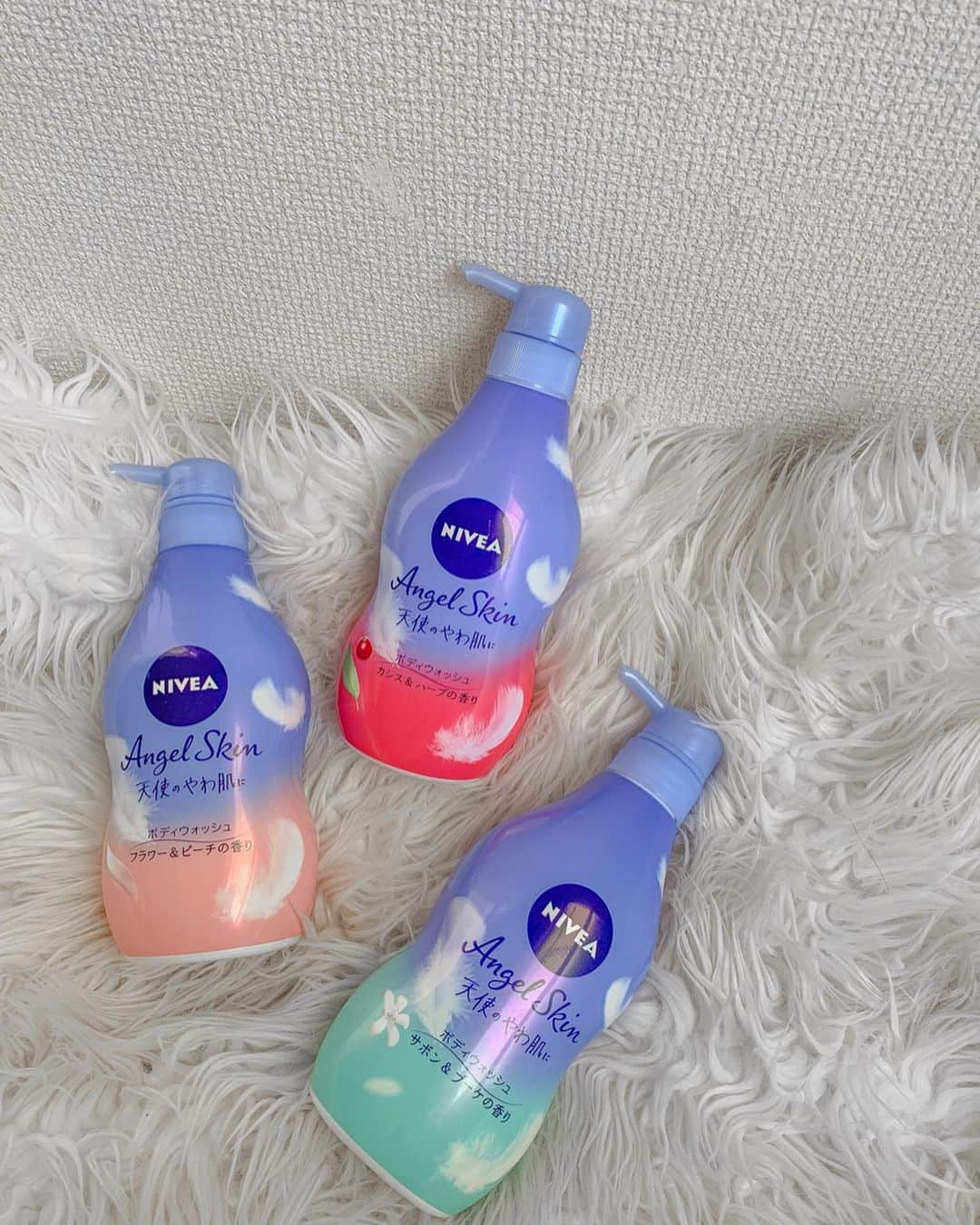 和希詩織さんのインスタグラム写真 - (和希詩織Instagram)「🛁🚿#bodysoap #nivea #bathtime . . 夏の暑さも落ち着いて肌の変わり目のこの時期にぴったりの角質ケアはながらケアでしょ🤤🛁💕 . . ニベア花王さんから頂いたニベア エンジェルスキン ボディウォッシュは、濃密な泡で古い角質をオフしてくれるのに、しっかりうるおって、つるんっつるんに🤤💯 . . 香りが3種類あって私の#ド本命 はフラワー&ピーチの香り🍑🤤 すんごい癒される👏 スッキリ系が好きな子はサボン&ブーケがおススメよ💐 . . 毎日ながらケアできるの ズボラさんに刺さる👏 . . . . . . #角質ケア#ニベア #エンジェルスキン #ニベアエンジェル #天使のやわ肌に#PR#ニベア花王」9月15日 18時47分 - kazukishiori