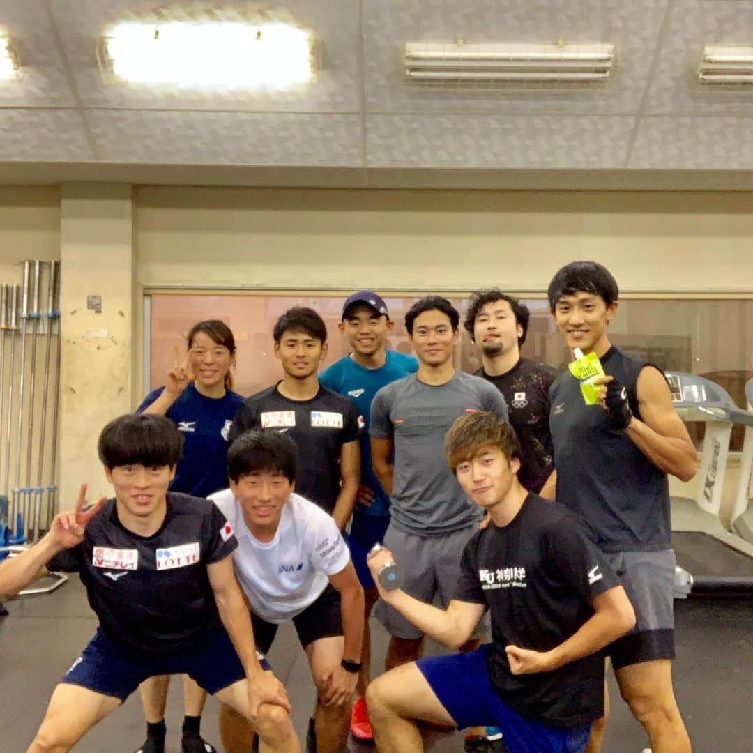 渡邊啓太さんのインスタグラム写真 - (渡邊啓太Instagram)「＊ Team A with Hayasakasan,Su and Katsu🏋️🏽‍♂️✨ ・ 野辺山合宿おわり！ ウエイト後のボディメンテ😜 最近ナショナルチームでもよくボディメンテを見かける。笑 ・ またすぐに戻ってくるけど、一旦実家に戻ってから、次の合宿に備えます^^ ・ ・ #ショートトラック #ナショナルチーム #最後は #ウエイト #お疲れさま #トレーニング #3150 #次も #顔晴ろう #ボディメンテ #大塚製薬 #フォロー #大歓迎 #笑 #training #athelete #atheletelife」9月15日 18時49分 - kwatanabe18