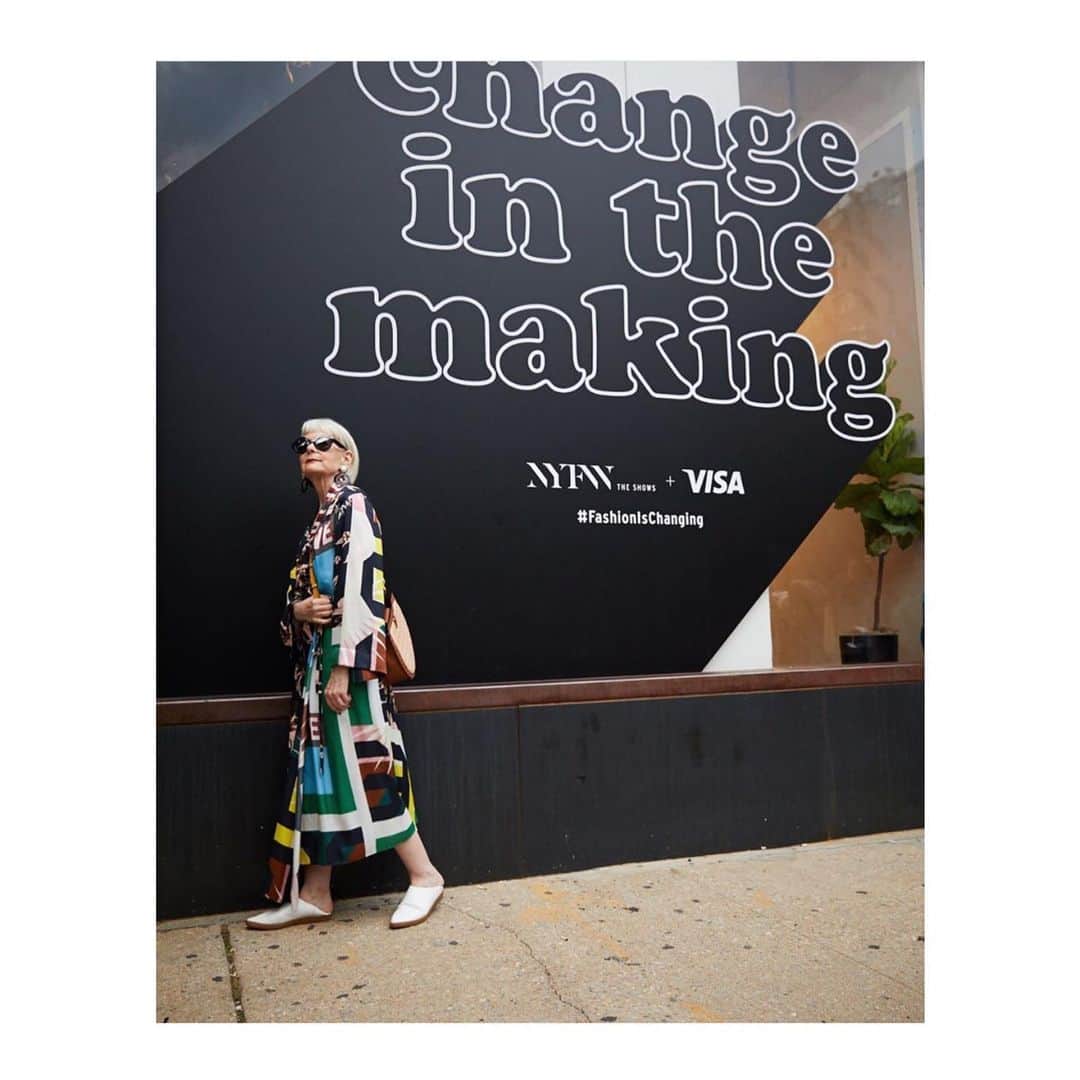のインスタグラム：「Lyn 🖤 @iconaccidental in #prefall19 #love #streetstyle #nyc #ny #inspiration #sundays #dorotheeschumacher」