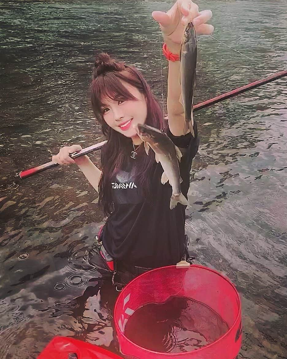 宮田亜夢さんのインスタグラム写真 - (宮田亜夢Instagram)「この鮎ちゃん28センチ🐟✌️﻿ 体高が長い鮎はでかく見える〜ただの目の錯覚〜😭ww﻿ ﻿ ﻿ #ライトスタイル ﻿ ﻿ #鮎﻿ ﻿ ﻿ ﻿ ﻿ ﻿ ﻿ ﻿ ﻿ ﻿ ﻿ ﻿ #ダイワ #DAIWA#釣り#釣りガール#鮎釣り #ルアー#lure#fishing#海#川#渓流#夏#angler #fishinglife#釣り女子 #fish #宮田亜夢﻿ ﻿ #sports  #筋トレ女子 #workout  #fitness #training  #筋トレ  #トレーニング」9月15日 18時54分 - ayu_9992_