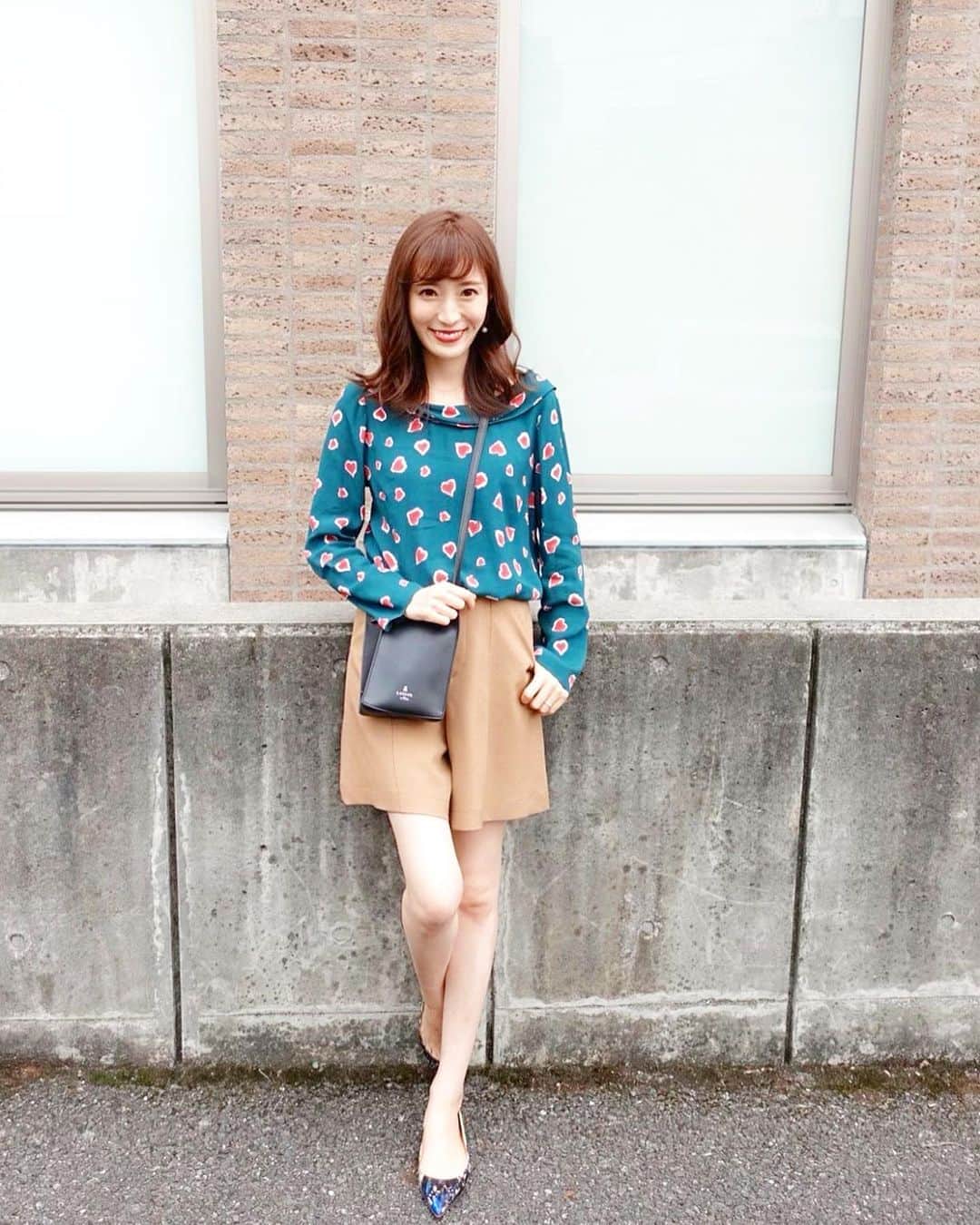 小林真由のインスタグラム：「⋆﻿ ⋆﻿ ようやく涼しくなってきて﻿ 秋服デビュー🍇﻿ お気に入りのブラウスを着ました。﻿ ﻿ tops: #tarajarmon ﻿ pants: #thevirginia﻿ pumps: #louboutin﻿ bag: #lanvinenbleu ﻿ ﻿ 今月のMylitteboxともコラボしている﻿ tarajarmon🍑🇫🇷﻿ 可愛いスカーフやヘアクリップに﻿ アルビオンのスキンケアまで♡﻿ パリ満載な贅沢box🥺💕﻿ @tarajarmon_jp ﻿ @my_little_box_japan ﻿ ﻿ #タラジャーモン #マイリトルボックス #ランバンオンブルー #ザヴァージニア #ルブタン #ファッション #コーデ #ママコーデ #ママライフ #コーディネート  #coordinate #fashion #mylittlebox」