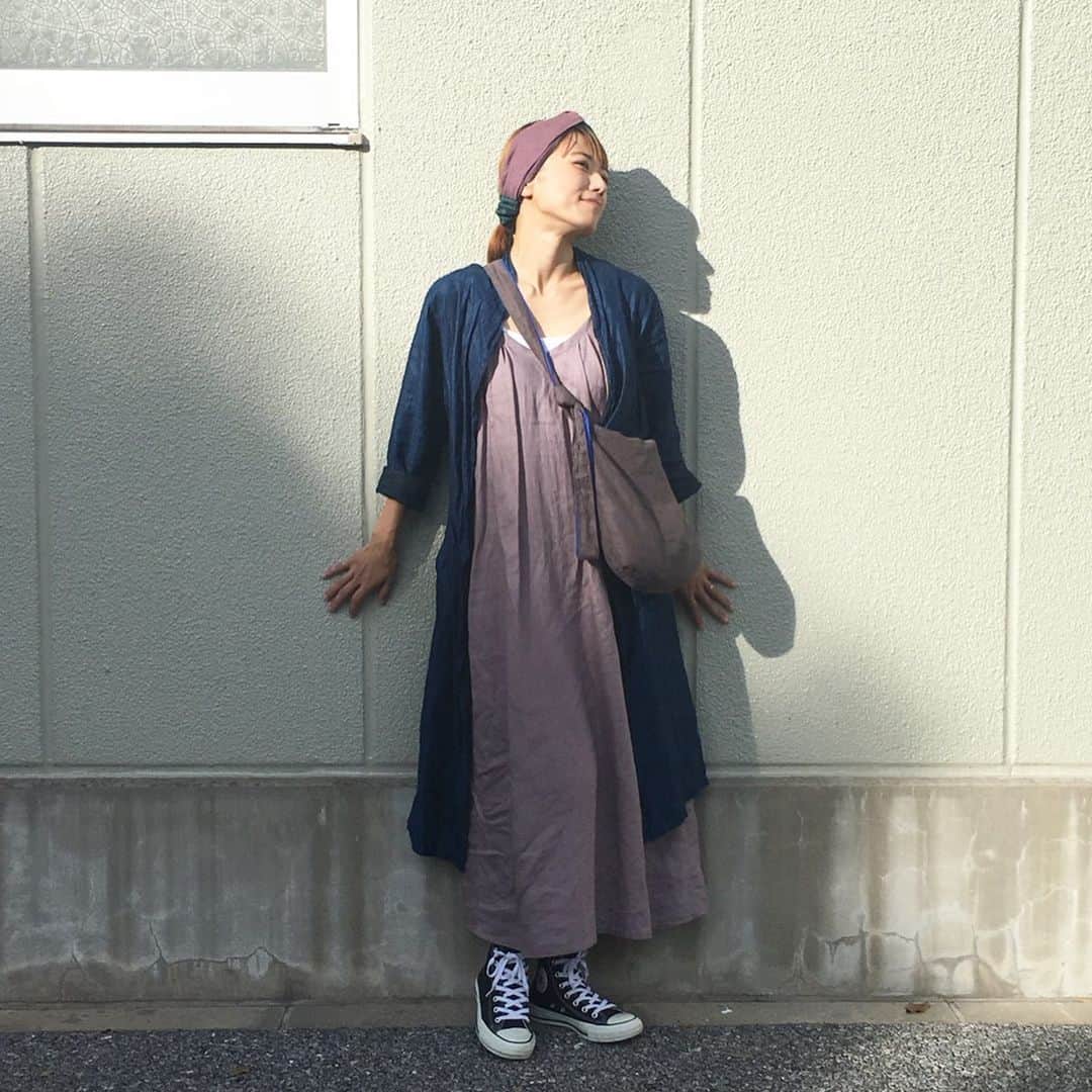 甲斐麻美さんのインスタグラム写真 - (甲斐麻美Instagram)「今日気付いたら90% @rough_work_store を身に纏ってた😚  クロスターバン、ローブコート、リボンキャミソールワンピース、サコッシュ  サコッシュは、秋になったからロイヤルブルーからチャコールグレーに変えました◎ チラッと見えるブルーが可愛い☺️ あぁ… ワークショップ参加したい…  #roughworkstore #リネン #リネンコーデ #linen #好きなものに囲まれた暮らし #くすみカラー #オールシーズン着回し #わたしの好きなもの #甲斐麻美 ※指先の切り傷はもう全くと言っていいほど何ともありません！ご心配をおかけしました😳」9月15日 19時08分 - kaico_asami