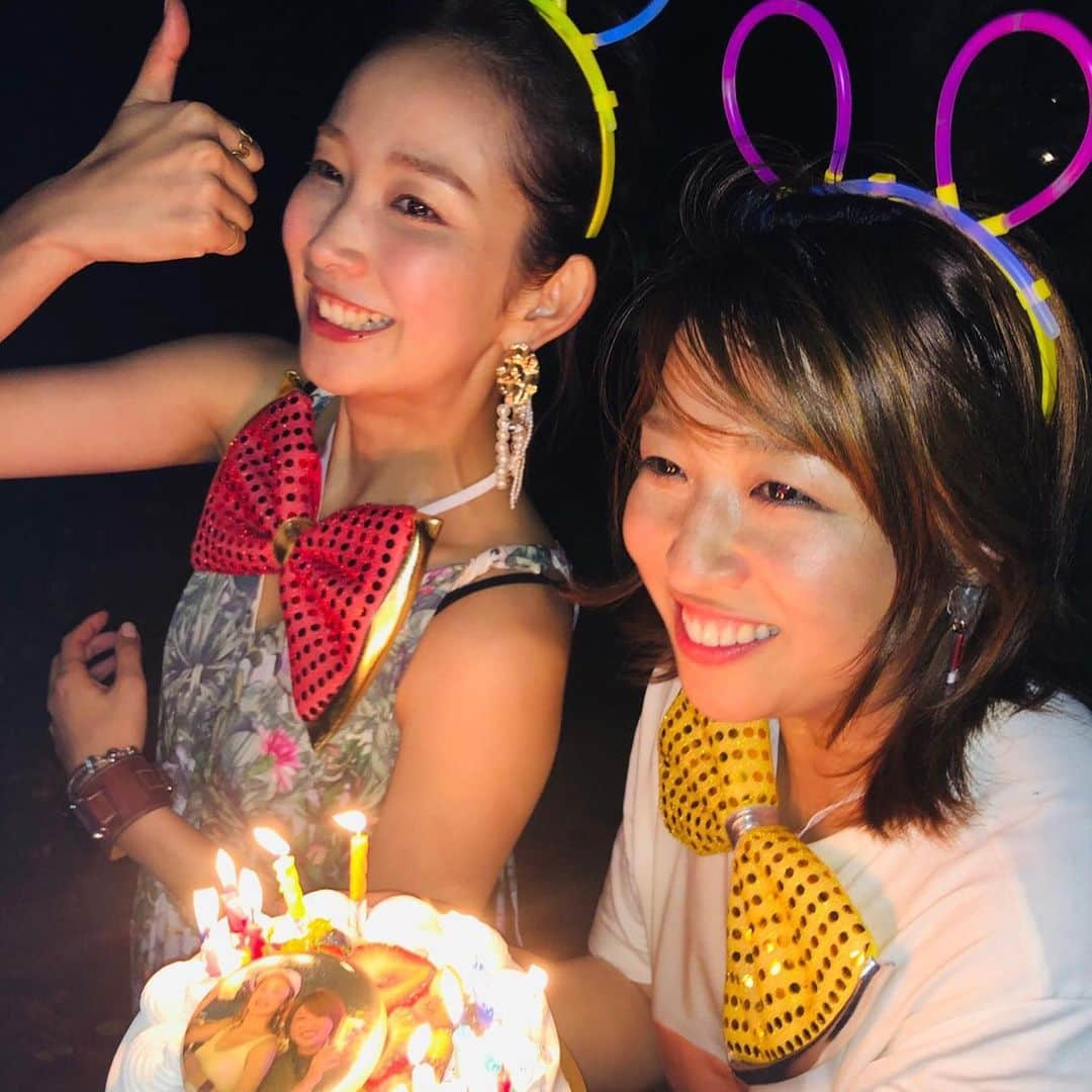 中上真亜子さんのインスタグラム写真 - (中上真亜子Instagram)「誕生日の前の日も後の日もバーベキューでお祝いしてもらって、あげでした🍖昨日はふみちゃんバースデーに乗っからせてもらってたよ←  会場の準備から乾杯の練習からほーーんとに感謝です🙏 #乾杯の練習の成果はちょっと見受けられなかったけれど #嬉しい限りです #バーベキューの秋 #明日もバーベキューの予定ですよ」9月15日 19時03分 - maako_nakagami