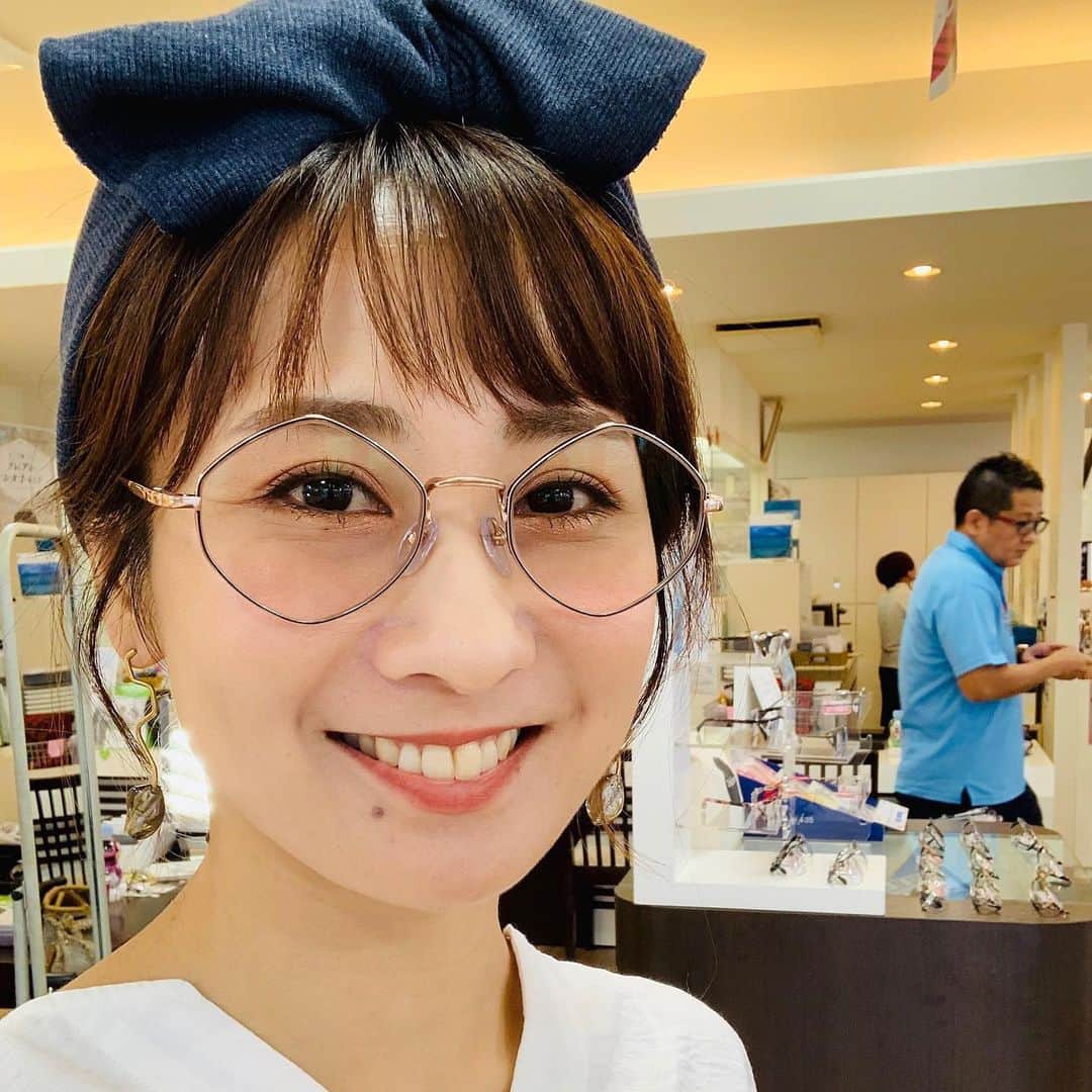 糸数美樹のインスタグラム：「メガネ1番さんからメガネリースしてきたお。ぜんぶかわいい。 #どんなコーディネートにしよかな #ちょくちょくアップしてゆきます #1枚目のはレンズにブルーライト紫外線カット入ってるよちょっと茶色いよね秋っぽい #あと口紅落ちとん #真剣に選ぶ #どのみきとにーが好きですか #メガネ1番 #みきとにー」