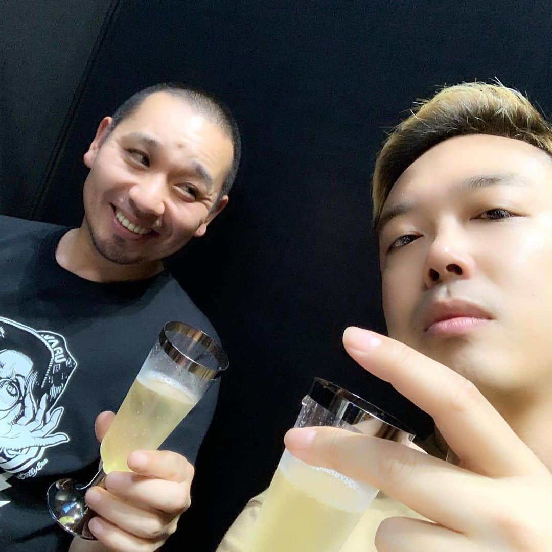 毛利大亮のインスタグラム：「what's up！？D!!! コヤソニ最＆高です！！ #コヤブソニック #ギャロップ #千鳥 #大吾 #NO #D！ #veuveclicquot  #POW！」