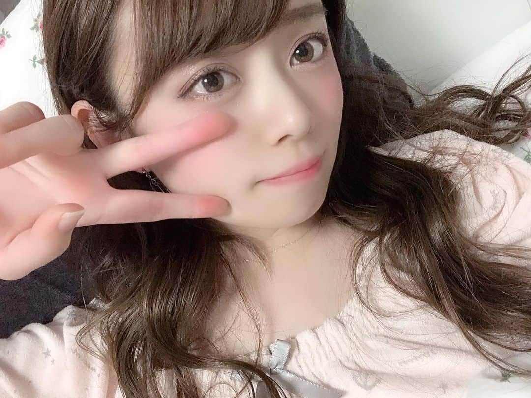 寺坂真里奈さんのインスタグラム写真 - (寺坂真里奈Instagram)「⑅ 涼しくなってきた〜！ 秋が1番すきだからわくわくするけど 夏が終わっちゃうのが寂しいような🥺💭 ⑅ 久しぶりのお休みはパジャマでNetflixとかゆ最高の時間🥰✌︎ みんなのNetflixのおすすめ教えてください❤︎ ⑅」9月15日 19時13分 - marina_terasaka