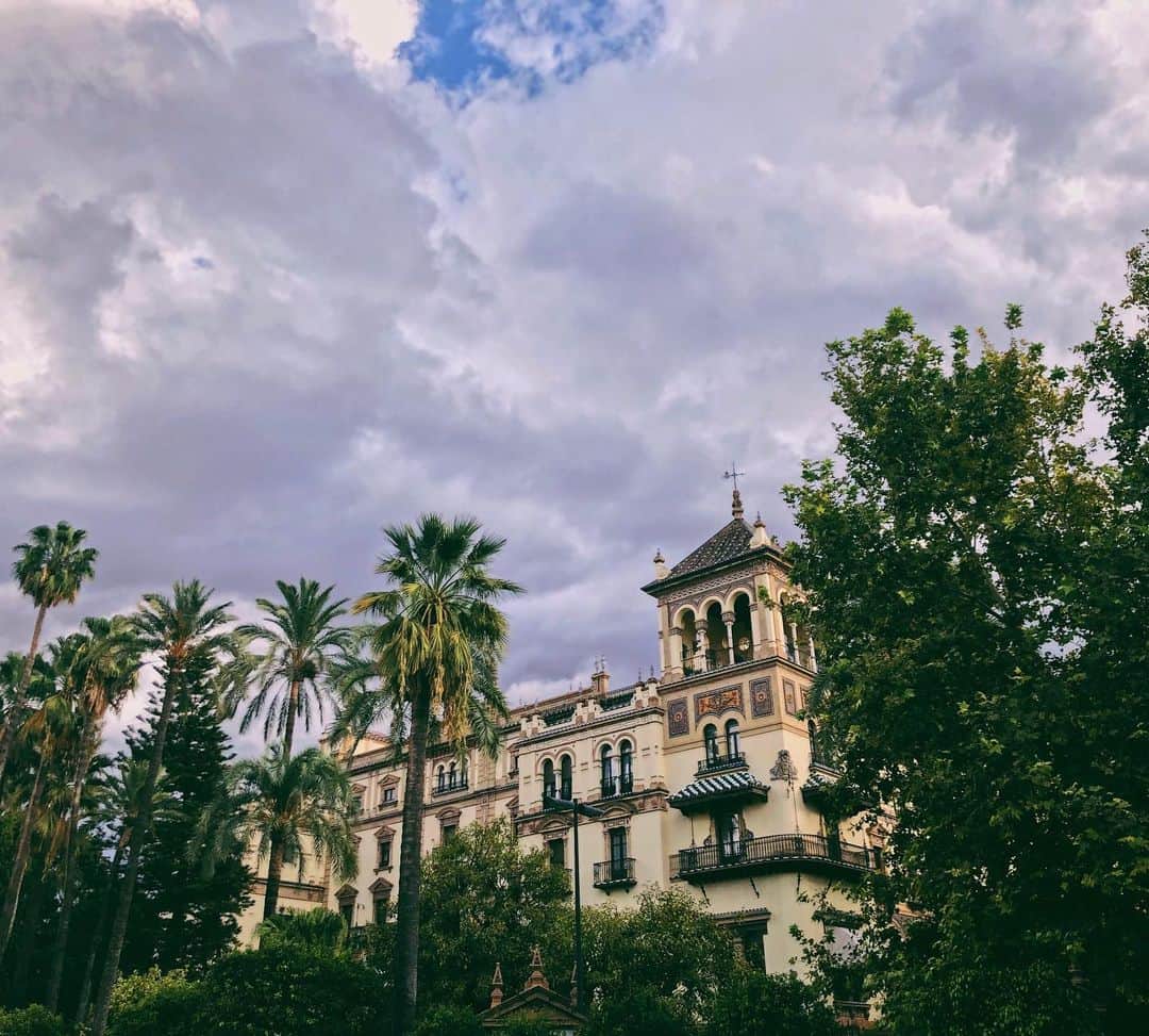 カロリーヌ・ド・メグレのインスタグラム：「Sevilla 🇪🇸💘 Hotel Alfonso XIII, 1928」