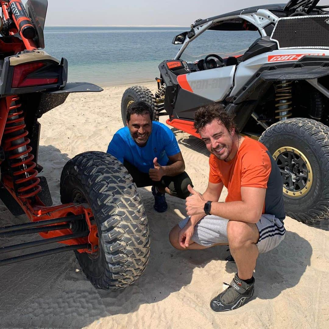 フェルナンド・アロンソさんのインスタグラム写真 - (フェルナンド・アロンソInstagram)「Non stop. From South Africa to Qatar for more action. Driving and learning from the legend @nasser_dakar in the dunes. Thanks my friend! Great first day ✊️✊️ #Qatar #dunes #Nasser #Toyota #toyotagazooracing」9月16日 0時41分 - fernandoalo_oficial