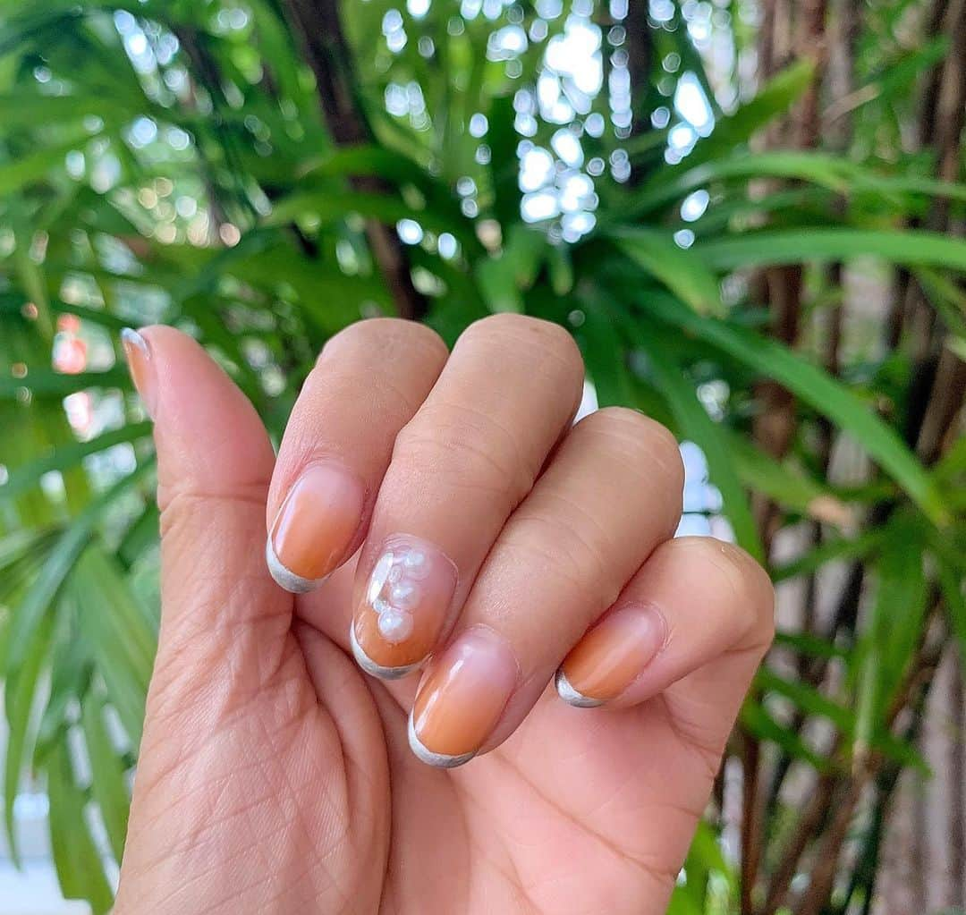 水野佑香さんのインスタグラム写真 - (水野佑香Instagram)「やっと、秋ネイルにチェンジ💅✨✨✨﻿ ﻿ ﻿ 今回は渋柿カラーのグラデーションに、﻿ メタリックシルバーのフレンチ。﻿ ﻿ ﻿ ポイントでパールやストーンをトッピングして﻿ いつも通り、どんなシチュエーションでも﻿ 恥ずかしくない大人ネイルです💕﻿ ﻿ ﻿ ジェルネイルはどんどんシンプルに。﻿ ﻿ 自爪がすぐボロボロになるから、﻿ マニキュアよりもジェルネイルが好き💕﻿ ﻿ ﻿ ﻿ 担当は下川ちゃん💕﻿ いつも可愛く仕上げてくれてありがとう☺️✨﻿ ﻿ ﻿ ▼NAIL CARRY▼﻿ 予約の時に『水野祐香のSNSを見た❤️』と言うとお得なクーポンあります💅﻿ ﻿ ✔️同じジェルネイルが¥6,000（税抜)﻿ スカルプだと¥11,000(税抜) で出来ちゃいます✨﻿ ﻿ ﻿ ❤️クーポン有効期間❤️﻿ 2019年11月15日まで﻿ ㅤㅤㅤㅤㅤㅤㅤㅤㅤ﻿ ☎︎池袋店03-3971-7775﻿ ☎︎渋谷店03-5784-9115﻿ ㅤㅤㅤㅤㅤㅤㅤㅤㅤㅤㅤㅤㅤ﻿ ﻿ ﻿ #ネイル #手がきれいに見える #秋ネイル﻿  #ジェルネイル #ママネイル #ミラーフレンチ﻿ #会社ネイル #ワントーンネイル #渋柿ネイル ﻿ #水野祐香 #model #Editor #youtuber #director #ワーキングママ #ママ  #ゴングロ三兄弟 #加齢に負けず華麗に生きる﻿」9月15日 19時26分 - mizuno_yuka