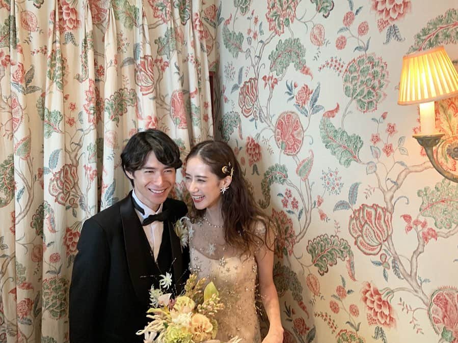 潮田あかりさんのインスタグラム写真 - (潮田あかりInstagram)「💖🤴👸💖 だいすきなふたり。どこを切り取ってもすてきなふたり。この空間にいたみんなが、王子様とお姫様がいたって思ったふたり。おめでとう🌼🌼🌼 #weddingparty」9月15日 19時20分 - ushi_ppp