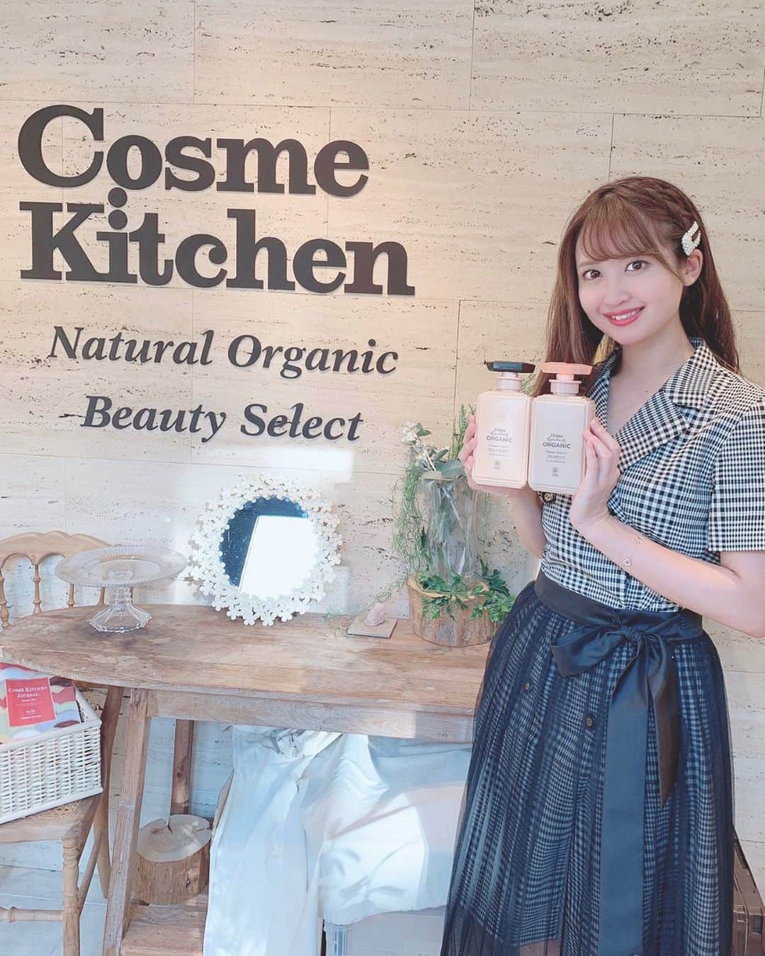 のインスタグラム：「♡ . コスメキッチン × ダイアンボヌール 共同開発のオーガニックシャンプー🧴🌿✨ コットンバックに入って再登場☺️💓💓 . 今回可愛いコットンバッグ👜と ミニオイル付きでとってもお得🙆🏻‍♀️🌸 . 香りは "ローズ＆ネロリ" " ベルガモット＆セージ "の2種類で 今回はローズの方にしました🌹✨ 上品な香りで癒されます😌💕💕 . 泡立ちがとっても良くて、 サラサラに仕上がるので嬉しい😊💕💕 オーガニック認証を取得した オーガニックラインなので とっても安心です🥺❤️ . @dianebonheur @cosmekitchen . #dianebonheur #cosmekitchen #organic #organiccosme #shampoo #treatment #haircare #beauty #nagoyaparco #coordinate #fashion #ootd #rirandture #makeup #ダイアンボヌール #ボヌールオーガニック #コスメキッチン #オーガニック #オーガニックコスメ #シャンプー #トリートメント #ヘアケア #美髪 #パケ買い #名古屋パルコ #私服 #リランドチュール #メイクアップ #さわーコーデ #沢井里奈」