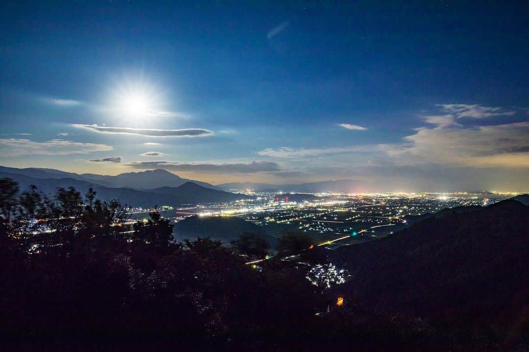 滋賀県長浜市さんのインスタグラム写真 - (滋賀県長浜市Instagram)「金曜日は中秋の名月でした🌕 今回はなんと❗️賤ヶ岳のてっぺんから夜景とともに収めてみました☺️ 賤ヶ岳からの夜景は初めて❗️絶景でした📸  location  賤ヶ岳 date 2019.9.13  #長浜ちょぴっく#みんなのちょぴっく #しがトコ #滋賀写真部 #長浜 #広がり同盟 #japan #shiga #icu_japan #bns_japan #ig_captures #hello Japan sea  #lovers_nippon #instagramers #ig_worldclub #we_japan #ig_japan #bestjapanpics_ #japan_of_insta #naturephotography #風景 #landscape #中秋の名月 #撮影スポット #賤ヶ岳 #広報ながはま #moon #夜景 #超レア #東京カメラ部」9月15日 19時21分 - nagahama_city