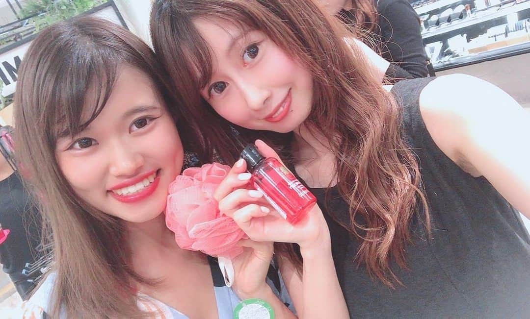 佐藤もも子のインスタグラム：「THEBODYSHOPのストロベリー🍓の香り大好き💕 ハンドクリームとボディークリームとボディーシャンプー🧴全部揃えたい❤️ #THEBODYSHOP #ボディショップ #fno #thebodyshop #ボディーシャンプー #ボディークリーム #ハンドクリーム #ボディースクラブ #ストロベリー」