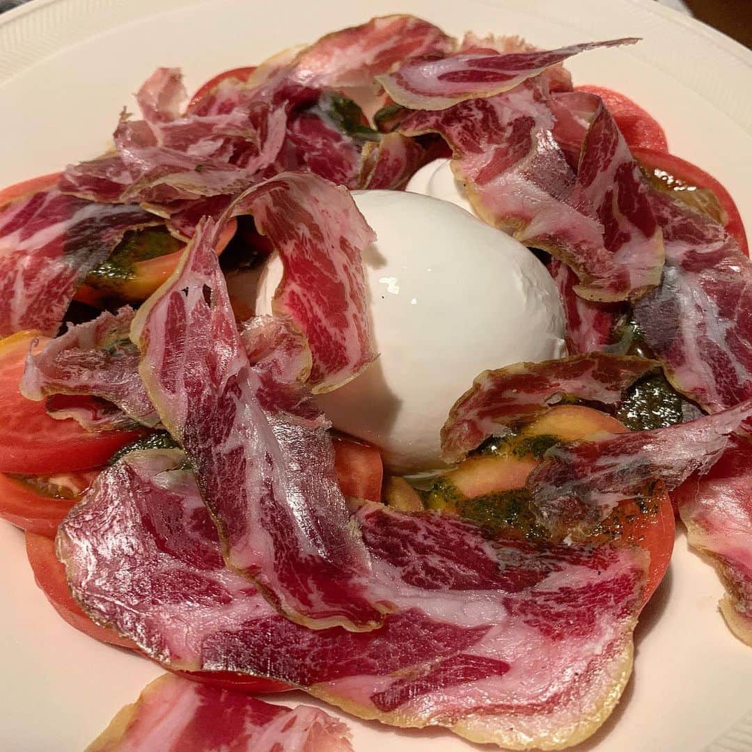 のインスタグラム：「ヘルシー晩ご飯。 京都出張の反動か野菜がたまらなく美味しい♪ #みちょ食堂 #自家製生ハム #イケウチ家の食卓」